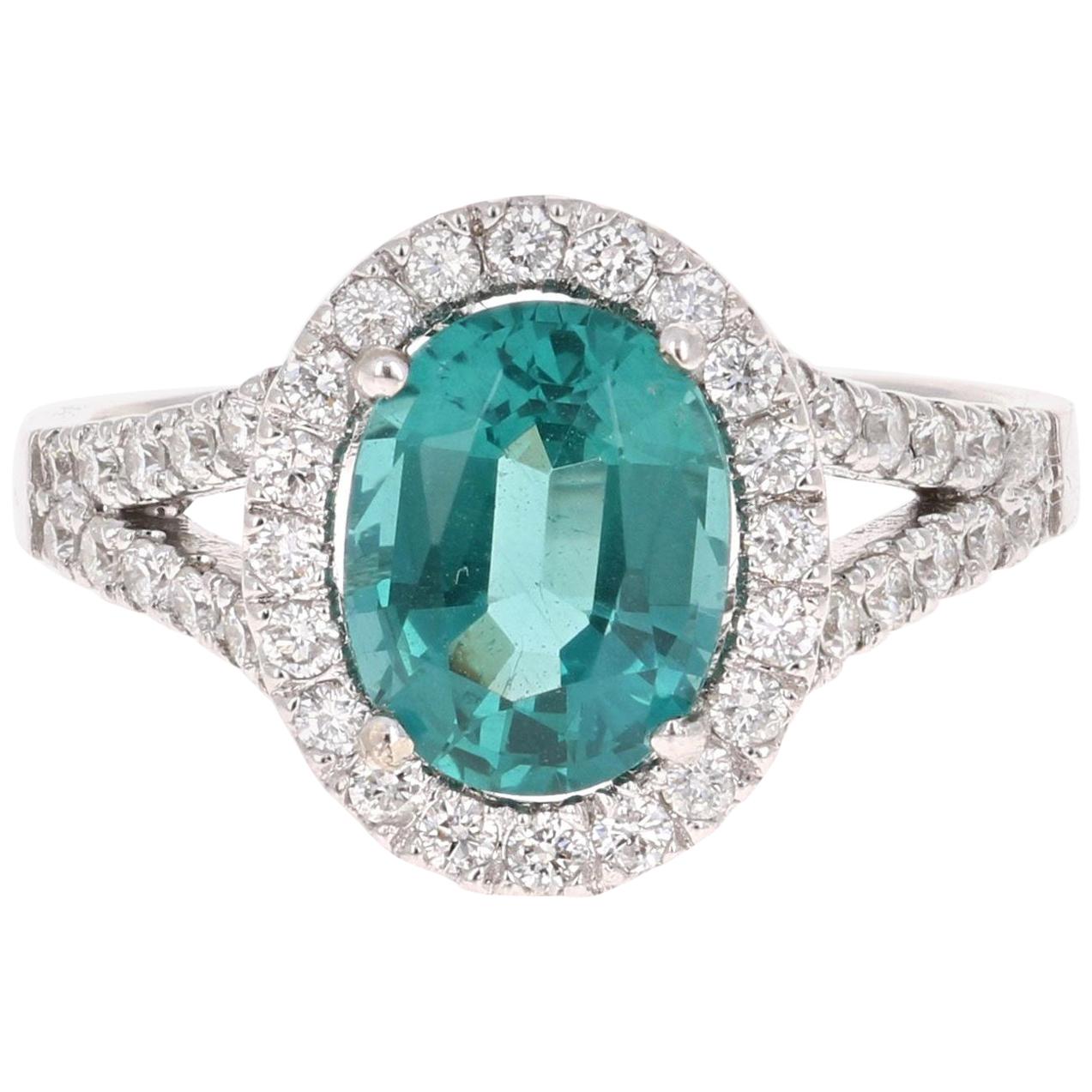 Bague classique et superbement conçue en apatite et diamant !  
Cette bague comporte une apatite ovale de 2,02 carats au centre de l'anneau, entourée de 44 diamants ronds d'un poids total de 0,60 carat (pureté : SI2, couleur : F). Le poids total en