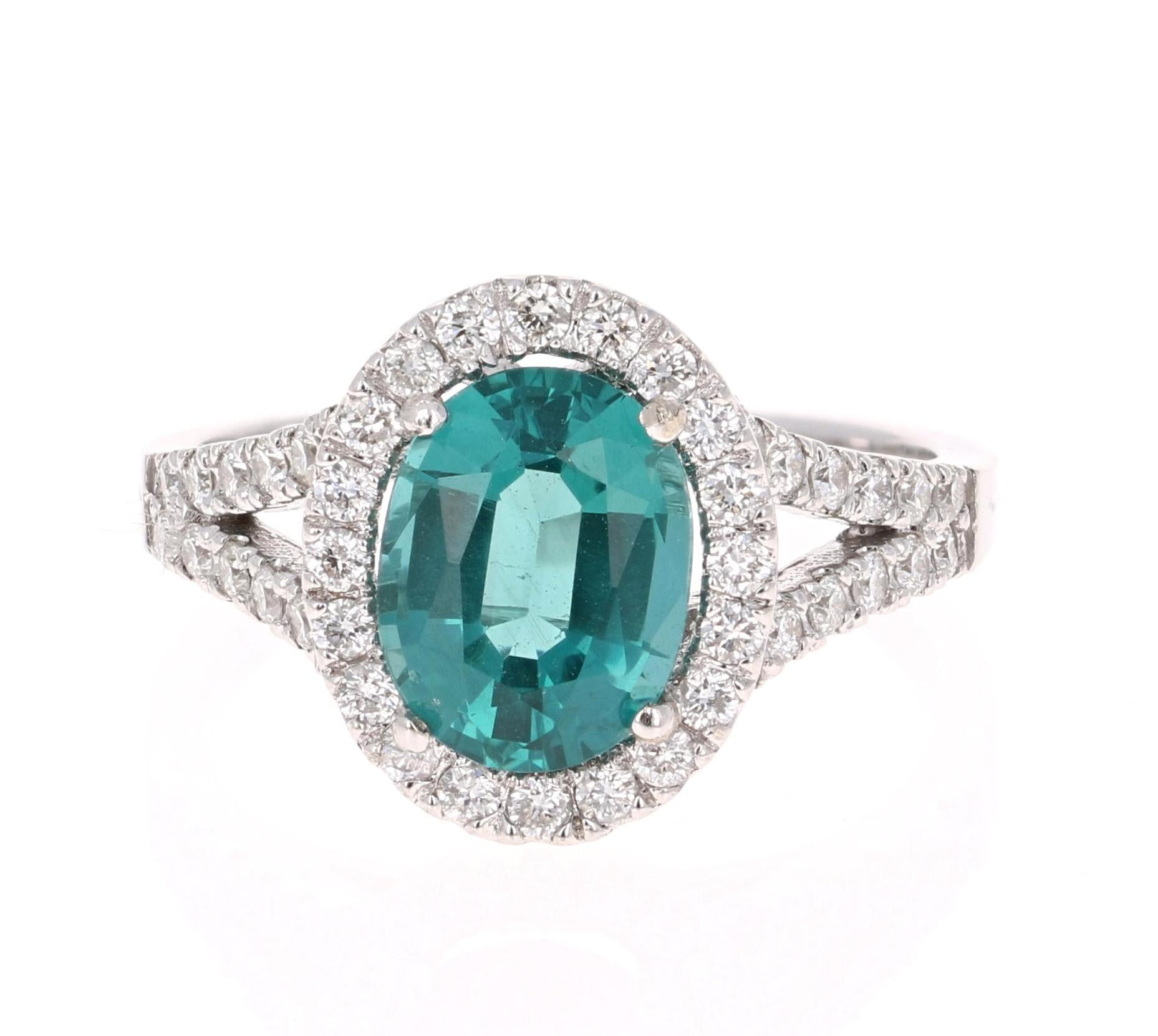 Contemporain Bague de fiançailles en or blanc avec halo de diamants et apatite de 2,62 carats en vente