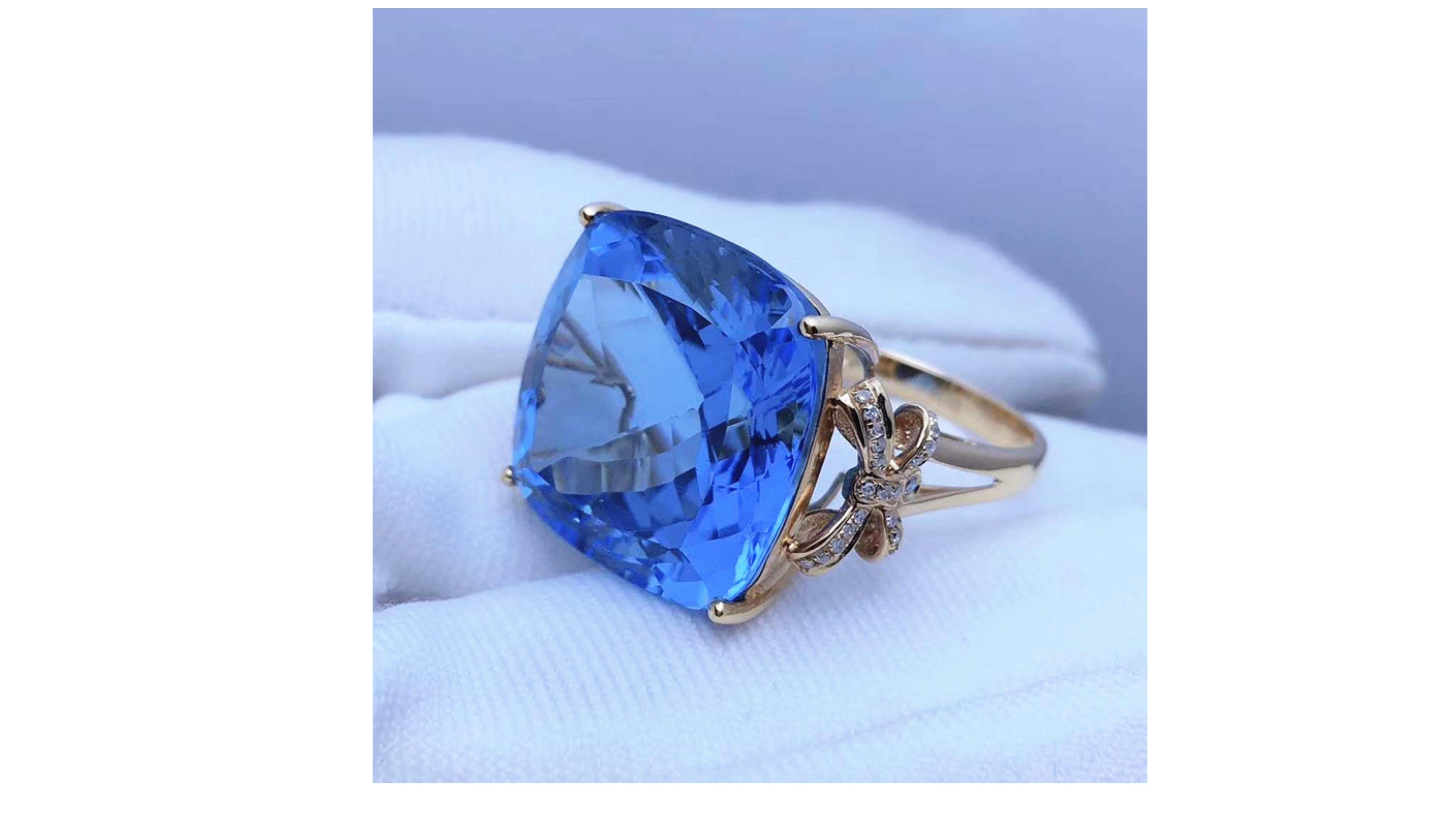26.2 Carat Blue Topaz 18 Karat Rose Gold In New Condition For Sale In Barnsley, GB