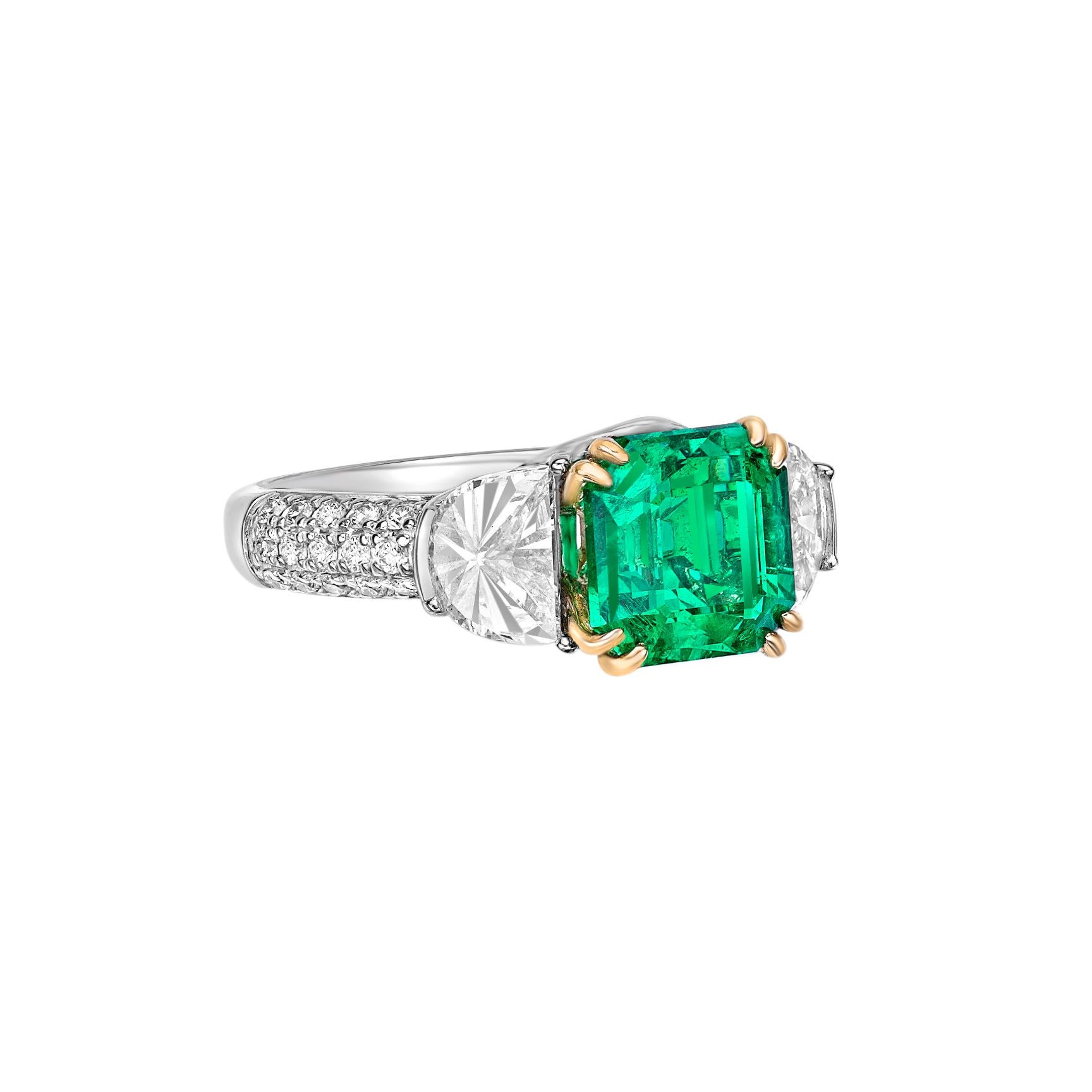 Präsentieren Sie einen wunderschönen Ring mit zwei halbmondförmigen Diamanten auf beiden Seiten des zentralen Steins, der Ihre Eleganz und Anmut unterstreicht. Modernes Design und klassische Schönheit sind in diesem atemberaubenden Kunstwerk