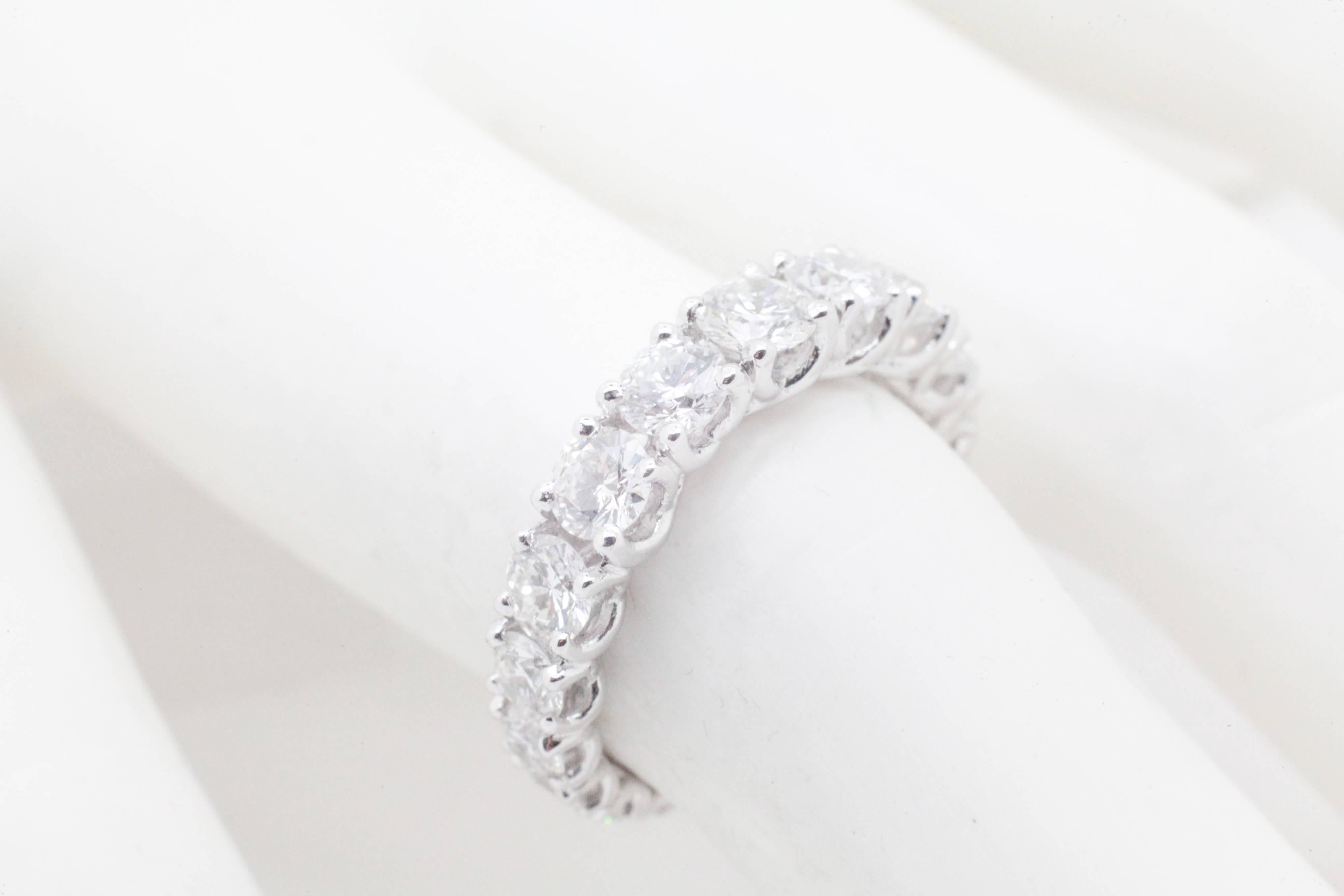 Anillo de Diamantes Eternidad de 2,62 Quilates en Oro de 18 Kilates en venta 2