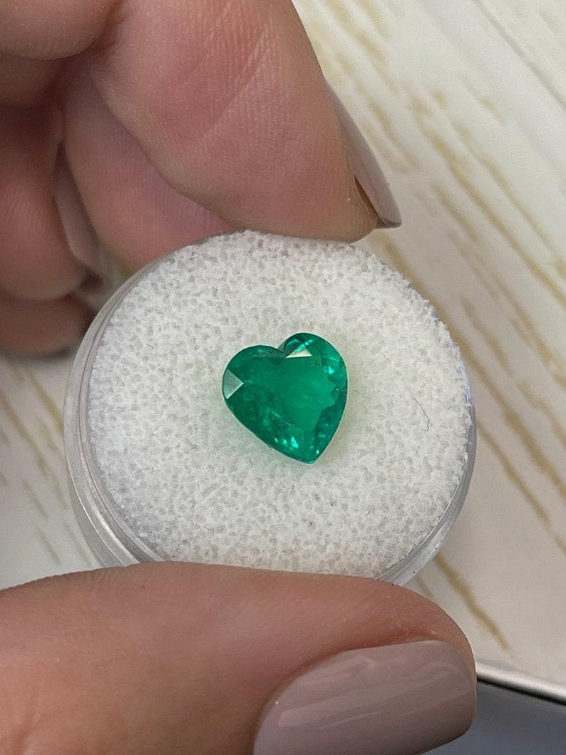 2,62 Karat kolumbianischer Smaragd im Herzschliff  Bläulich grüner, loser, natürlicher Edelstein (Moderne) im Angebot