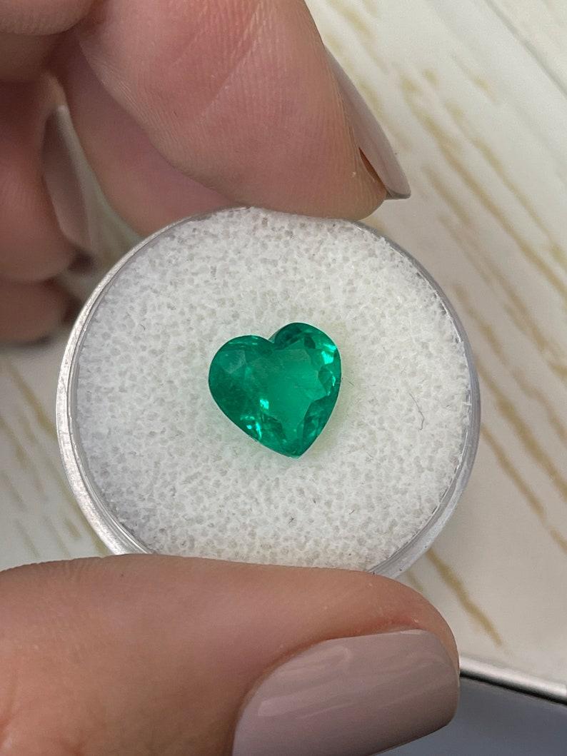 2,62 Karat kolumbianischer Smaragd im Herzschliff  Bläulich grüner, loser, natürlicher Edelstein im Zustand „Neu“ im Angebot in Jupiter, FL