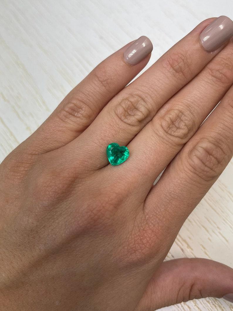 2,62 Karat kolumbianischer Smaragd im Herzschliff  Bläulich grüner, loser, natürlicher Edelstein im Angebot 1