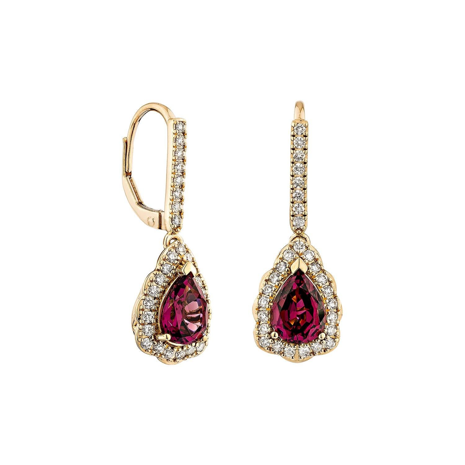 Sunita Nahata mette in mostra una squisita coppia di orecchini di rodolite tempestati di diamanti che emana grazia ed eleganza. Questa splendida coppia di orecchini in oro rosa 18 carati unisce l'eleganza classica allo stile contemporaneo,