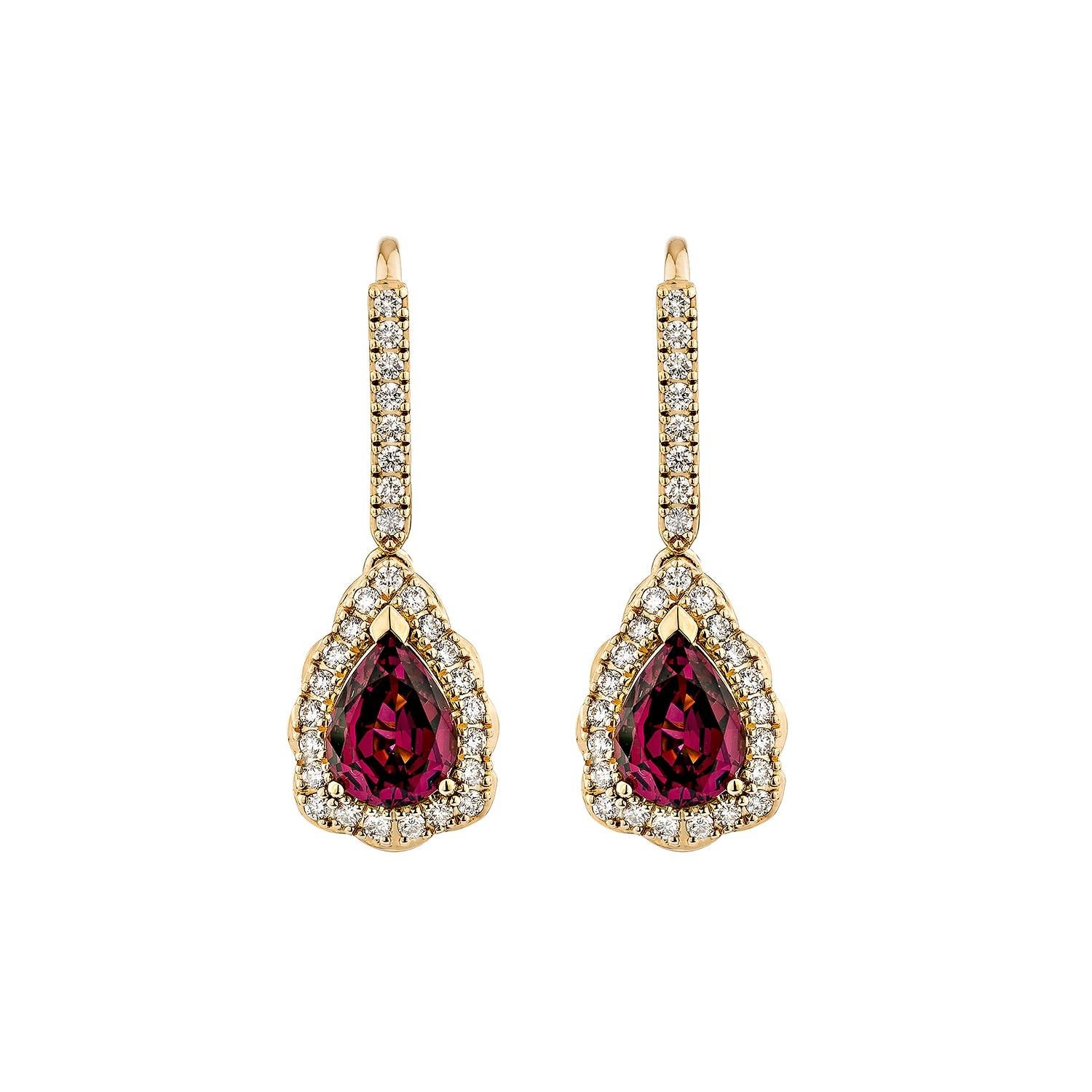 Contemporaneo Orecchino a goccia con rodolite da 2,62 carati di Sunita Nahata in 18KRG con diamante bianco. in vendita