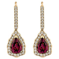 Orecchino a goccia con rodolite da 2,62 carati di Sunita Nahata in 18KRG con diamante bianco.