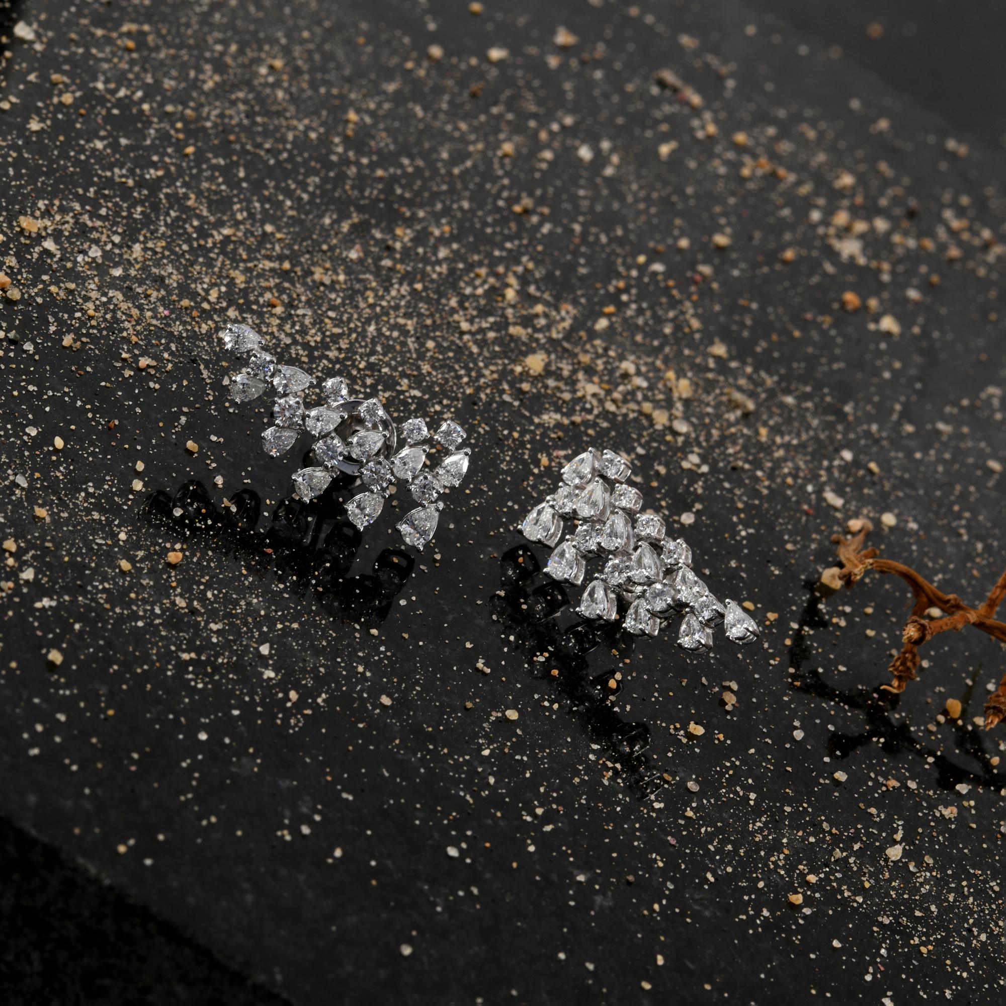 2.62 Karat SI Reinheit HI Farbe Birne & Runder Diamant-Ohrringe 14 Karat Weißgold im Zustand „Neu“ im Angebot in Diera, Dubai