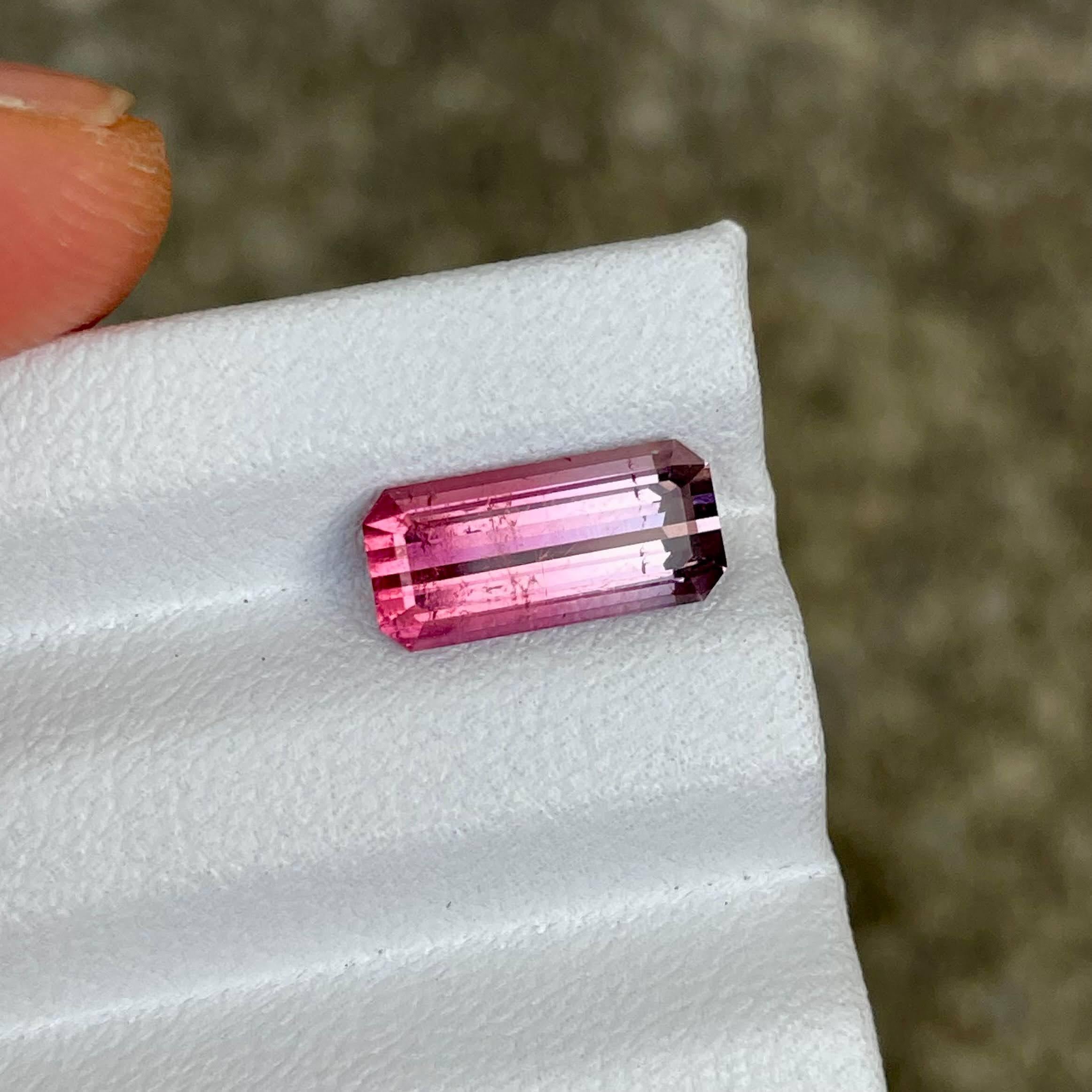 Poids 2,62 carats 
Dimensions 11,9x5,6x4,2 mm
Traitement aucun 
Origine Afghanistan 
Clarity SI
Forme octogonale 
Taille émeraude 


Cette superbe tourmaline rose bicolore de 2,62 carats, taillée de manière experte en forme d'émeraude classique, met