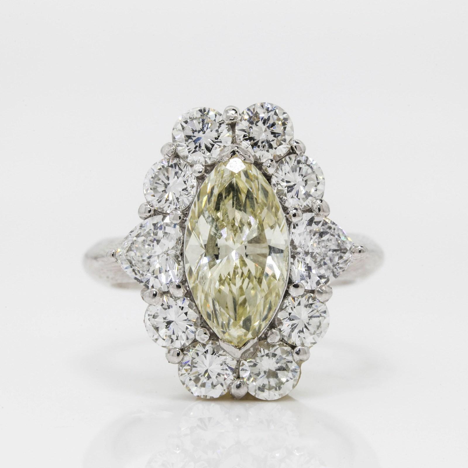 2.62 Karat Hellgelber Diamantring mit Marquise-Schliff aus Platin im Zustand „Gut“ in Beverly Hills, CA