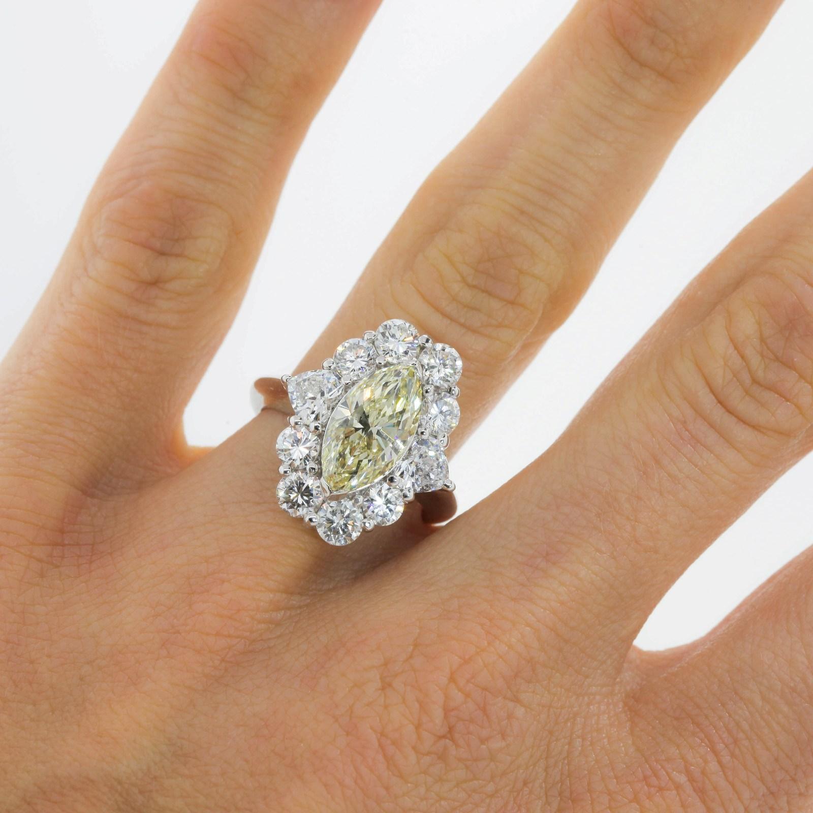 2.62 Karat Hellgelber Diamantring mit Marquise-Schliff aus Platin Damen