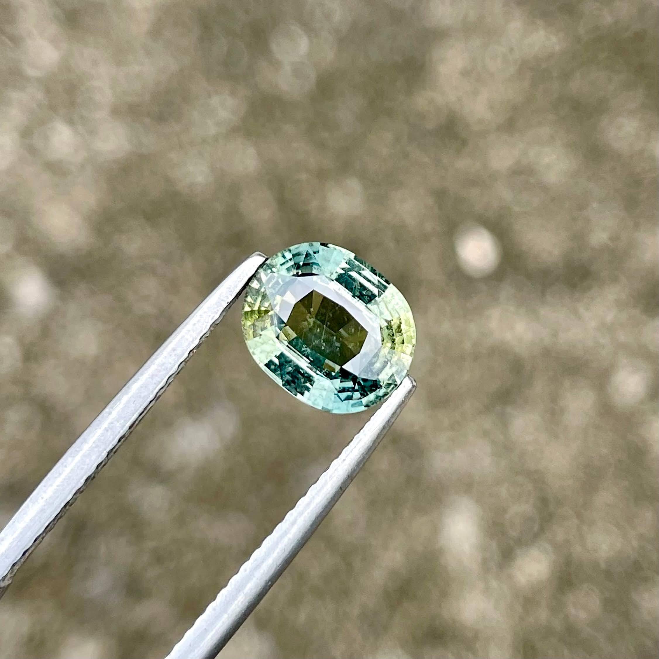 2.62 carats No Heat Parti Sapphire Stone Oval Cut Natural Madagascar's Gemstone In New Condition In Bangkok, TH