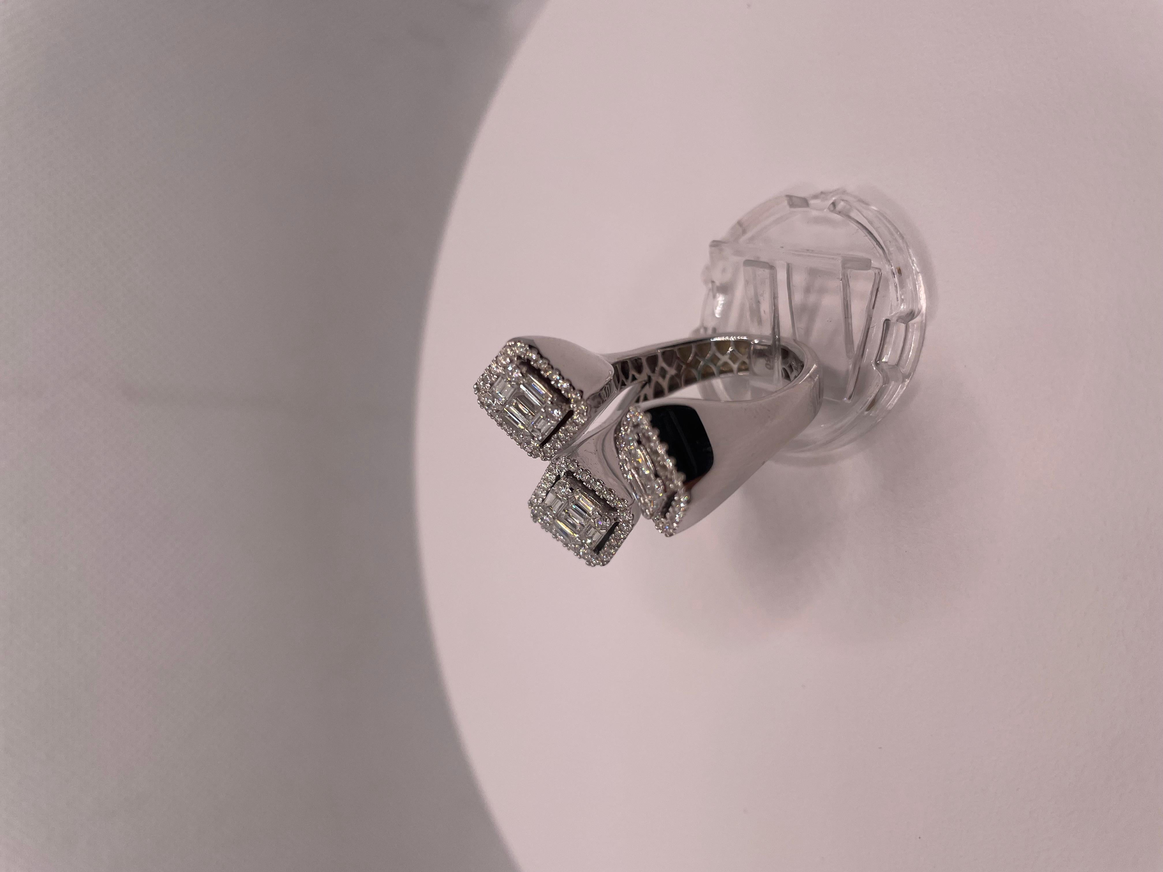 Audace, architettonico e di lusso, questo anello con triplo ottagono di diamanti è una dichiarazione di eleganza contemporanea. Progettato con tre gruppi di diamanti a forma di ottagono rialzato, ciascuno circondato da un'aureola di pietre con