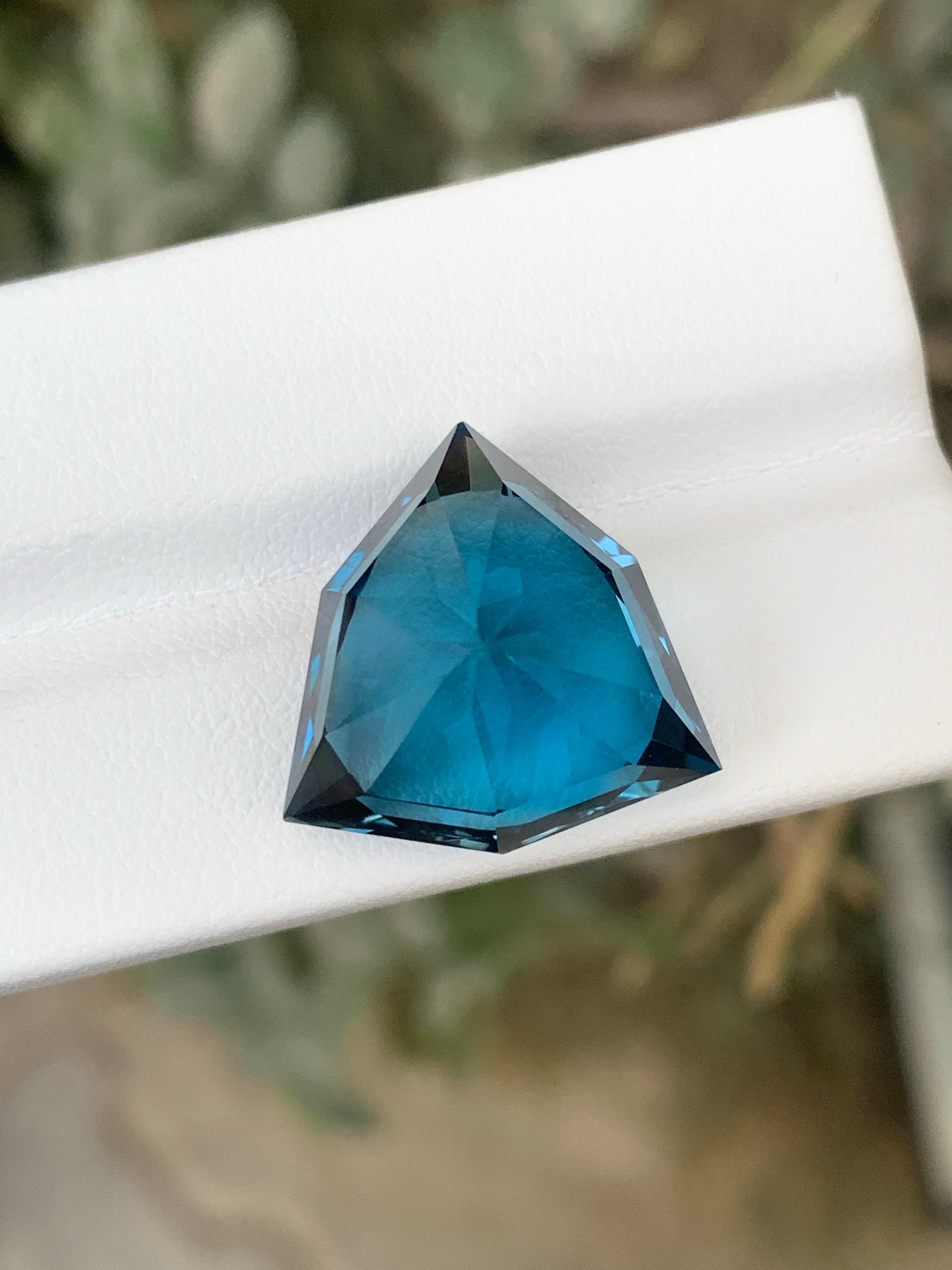 26,20 quilates de topacio azul de Londres natural suelto talla trillón de Brasil en venta 4