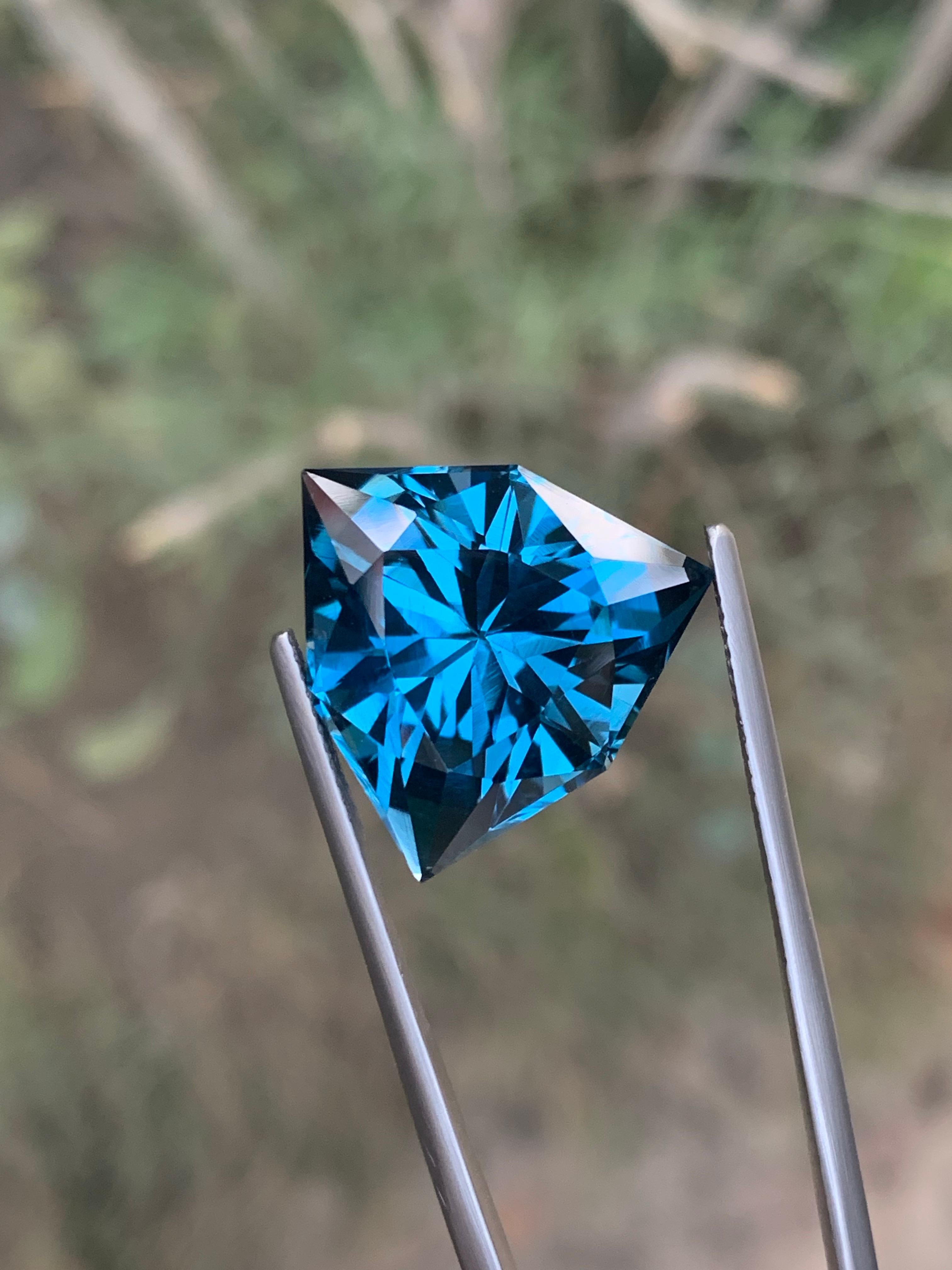 26,20 quilates de topacio azul de Londres natural suelto talla trillón de Brasil en venta 5