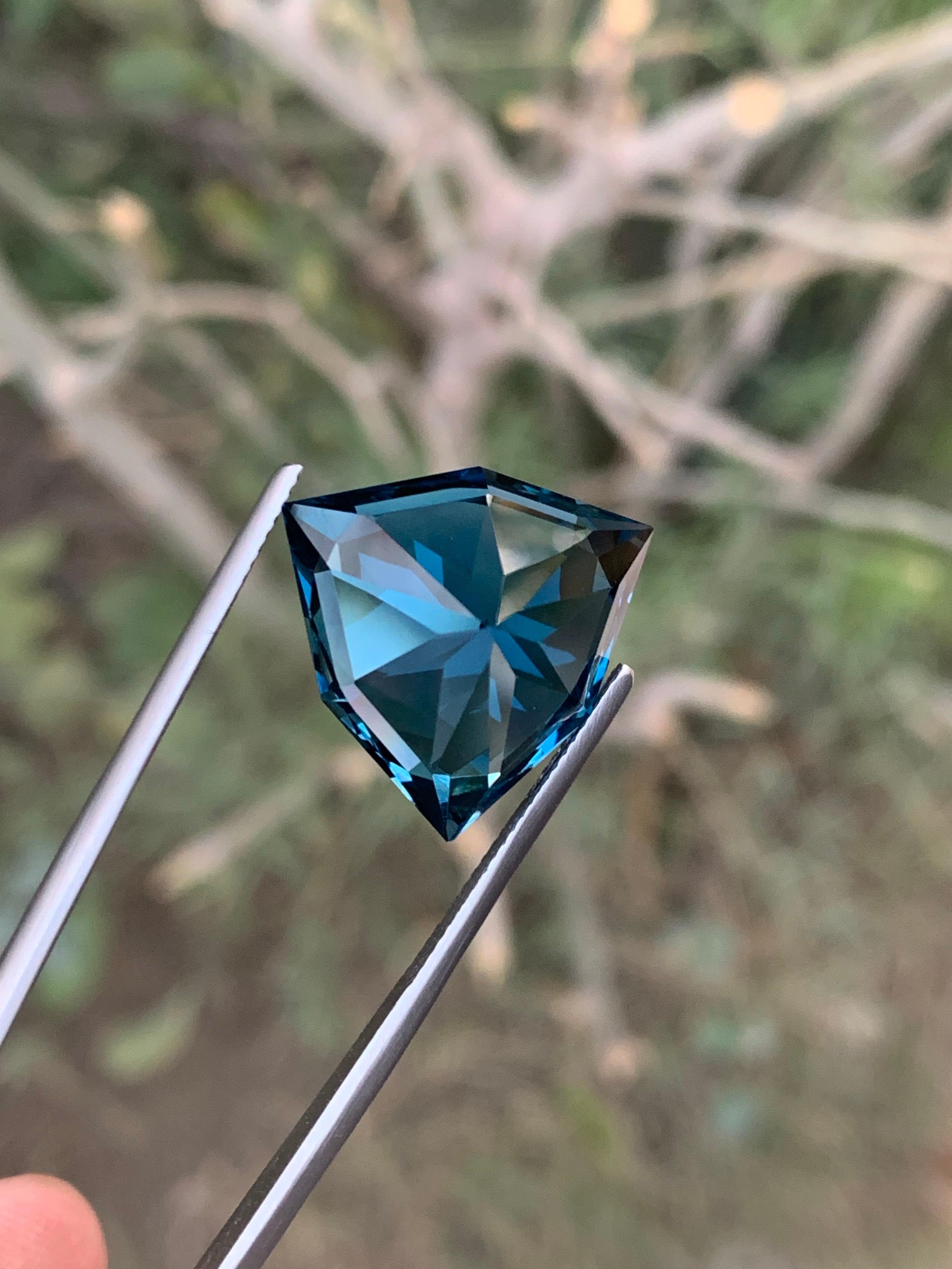 26,20 quilates de topacio azul de Londres natural suelto talla trillón de Brasil Artes y manualidades en venta