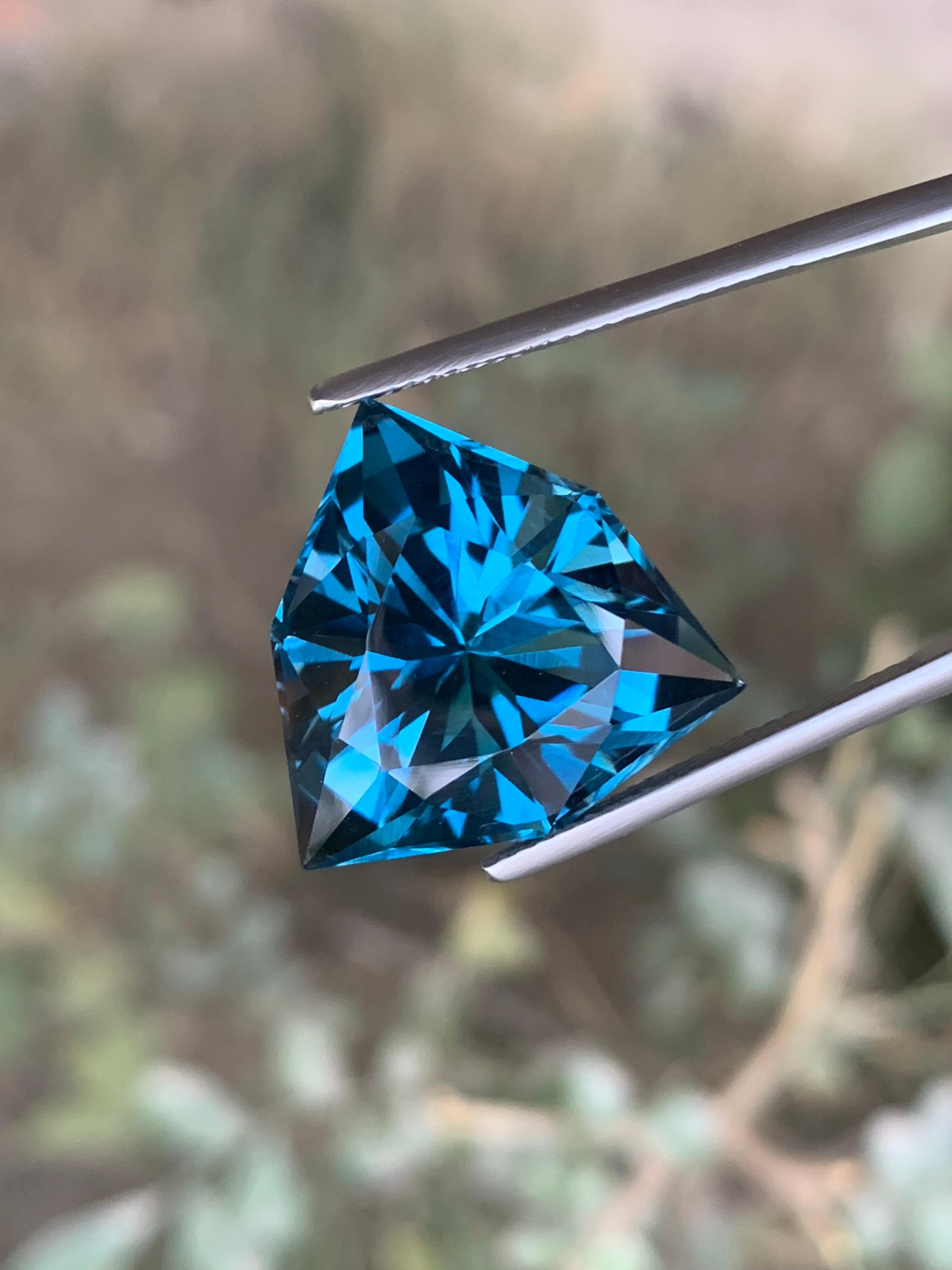 26,20 quilates de topacio azul de Londres natural suelto talla trillón de Brasil en Nuevo estado para la venta en Peshawar, PK