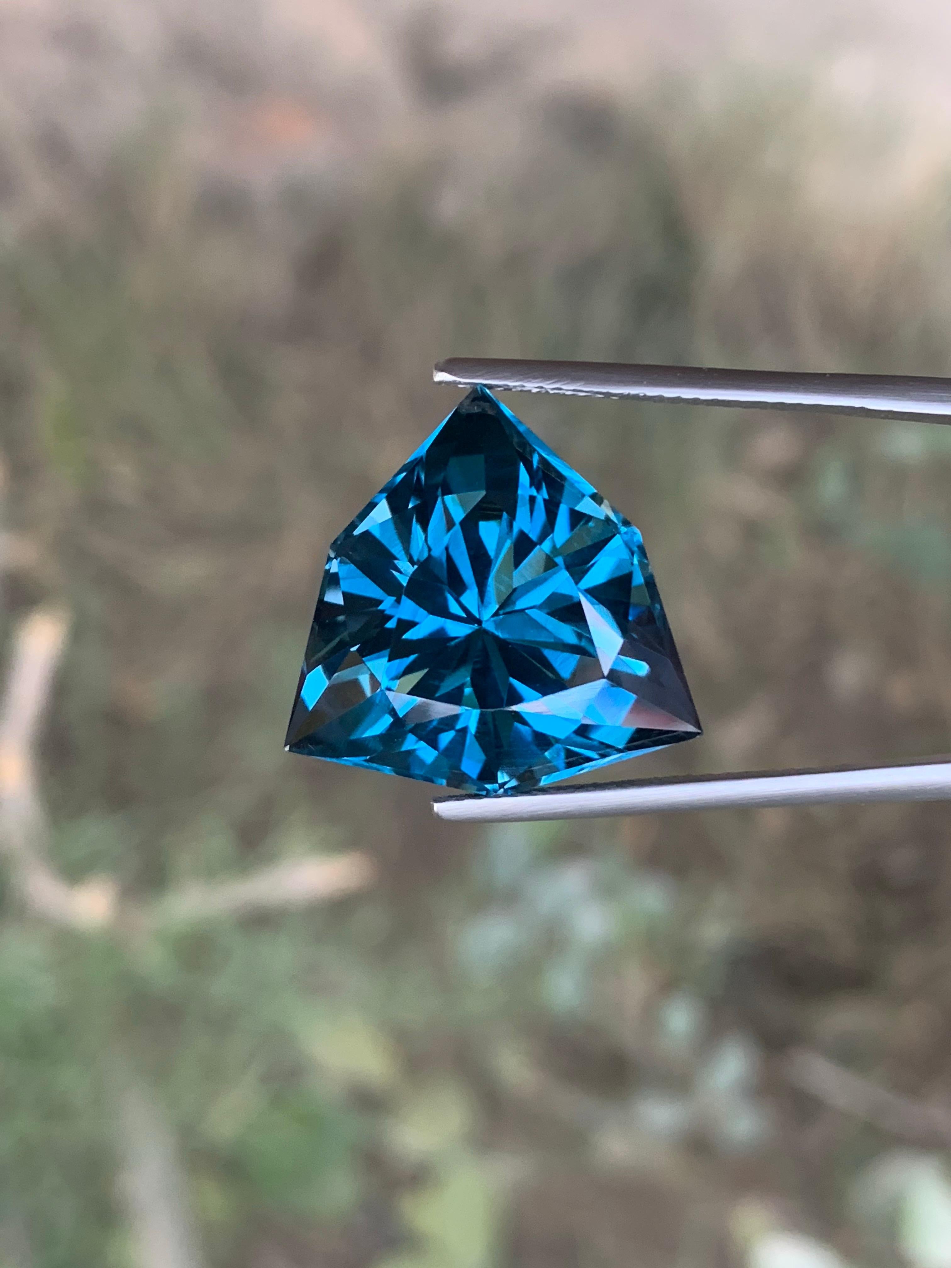 Femenino o masculino 26,20 quilates de topacio azul de Londres natural suelto talla trillón de Brasil en venta