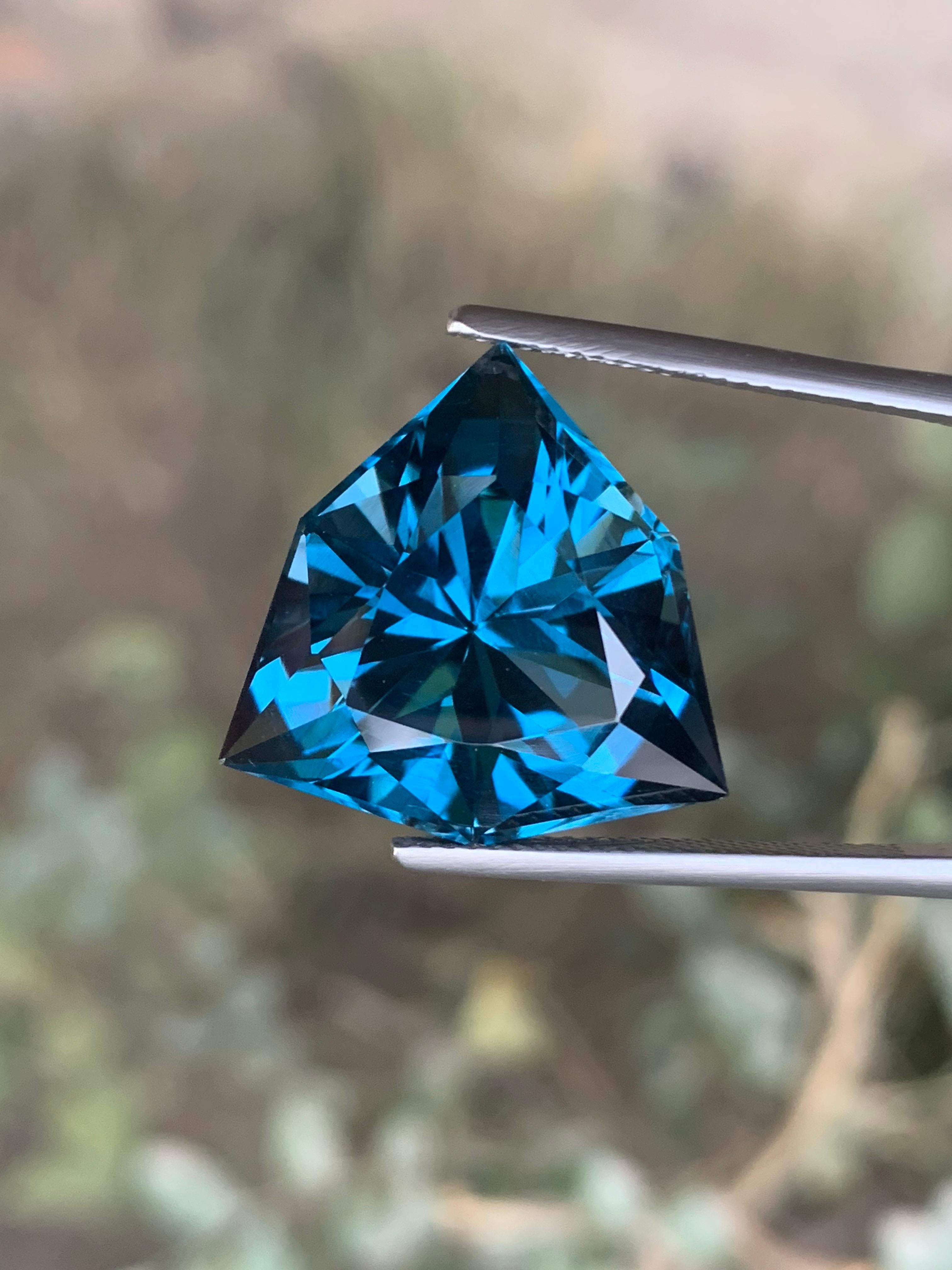 26,20 quilates de topacio azul de Londres natural suelto talla trillón de Brasil en venta 1