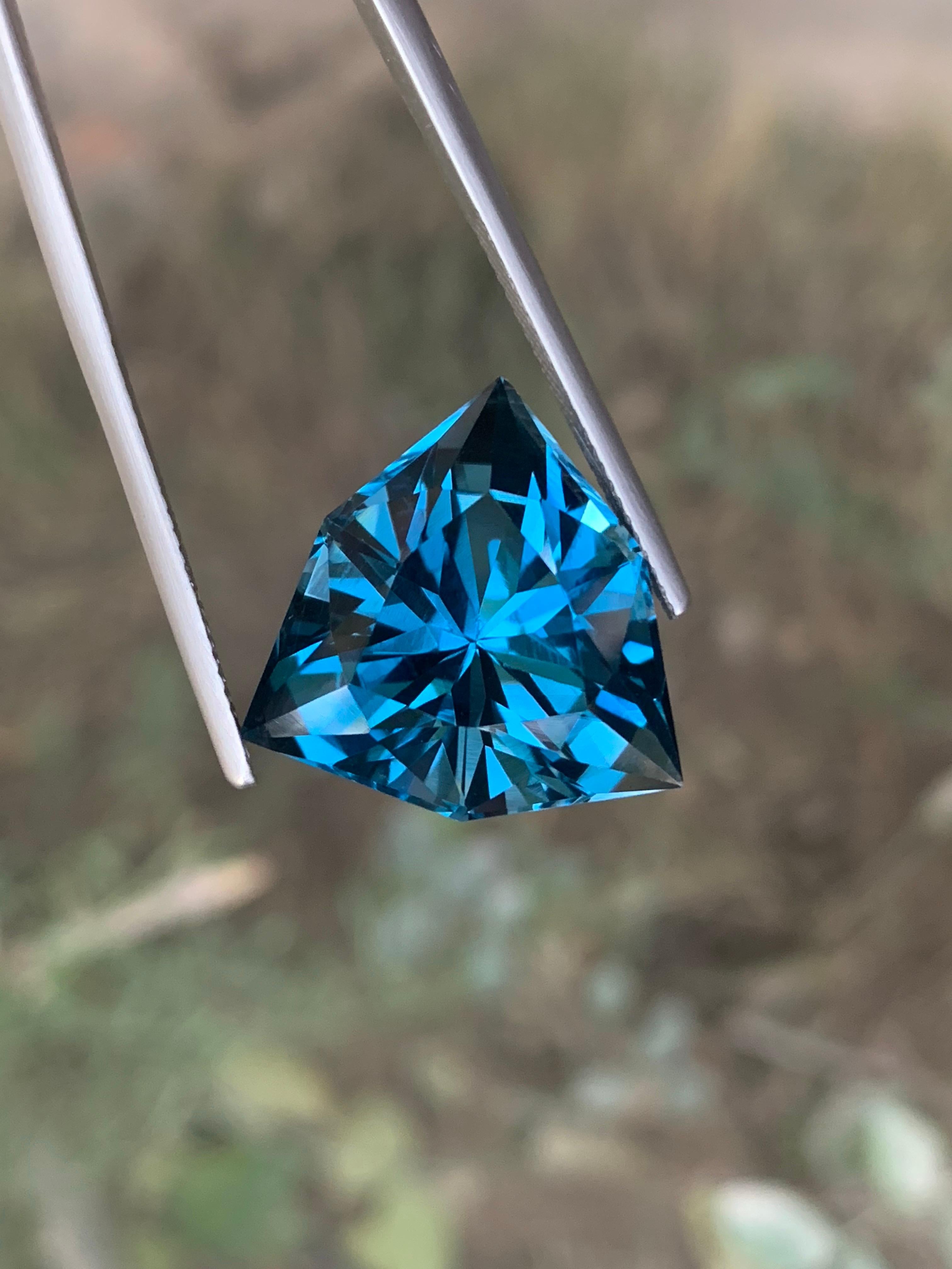 26,20 quilates de topacio azul de Londres natural suelto talla trillón de Brasil en venta 2