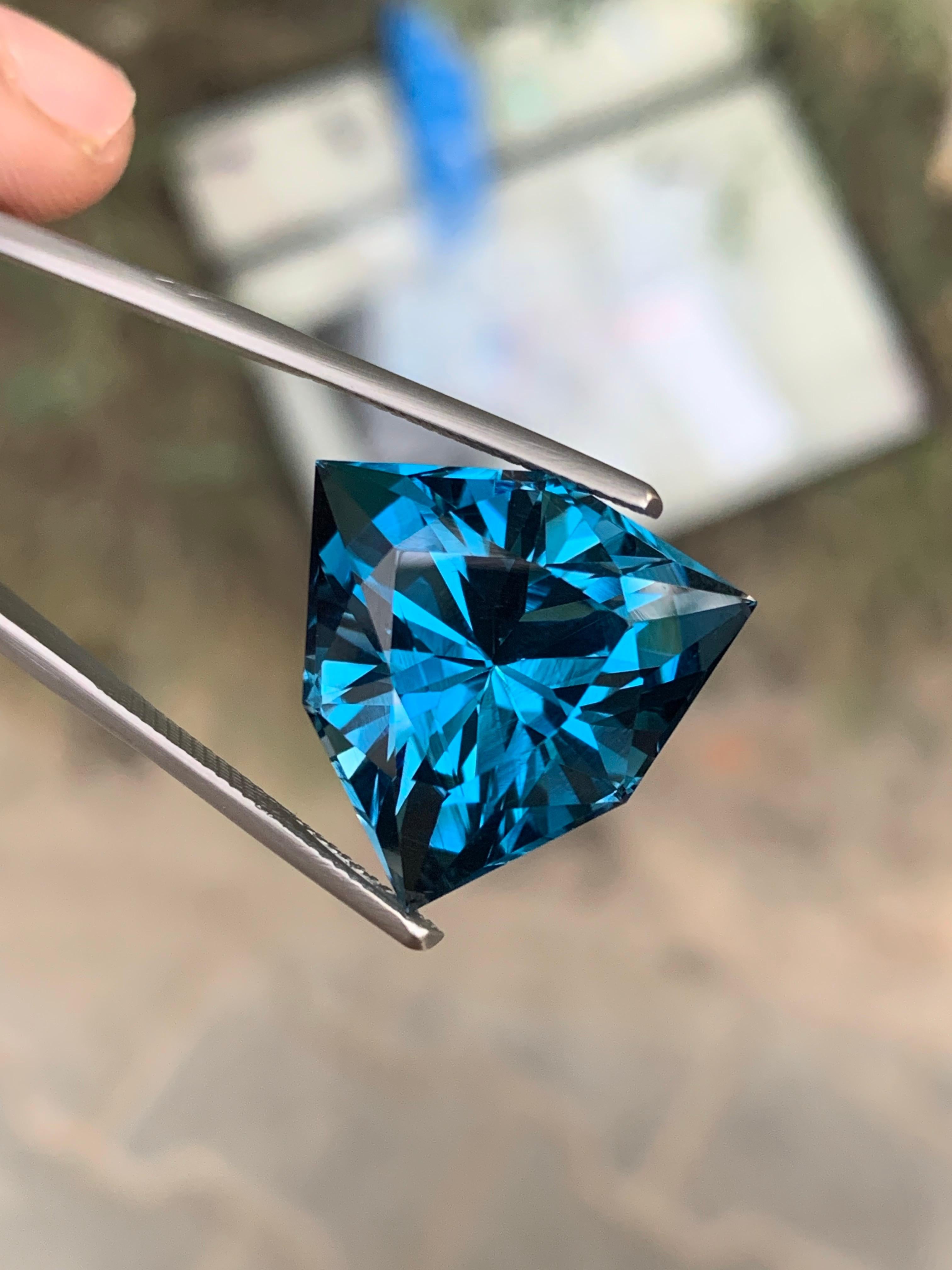 26,20 quilates de topacio azul de Londres natural suelto talla trillón de Brasil en venta 3