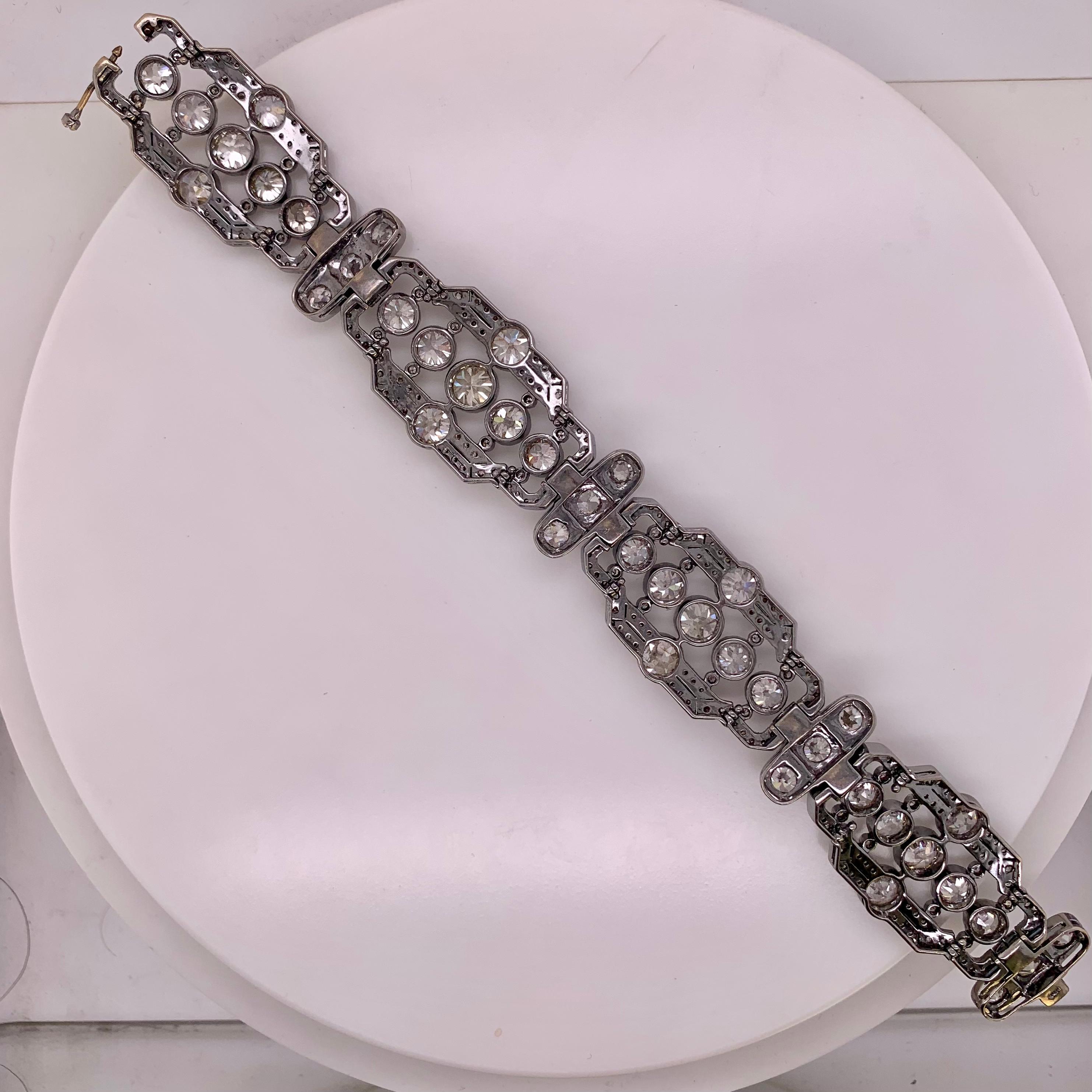Questo bracciale è realizzato in oro bianco 14k e presenta ben 26,21 carati di diamanti taglio vecchio. Ogni diamante è incastonato con maestria per creare una straordinaria dimostrazione di brillantezza. 

Con il suo design lussuoso, questo