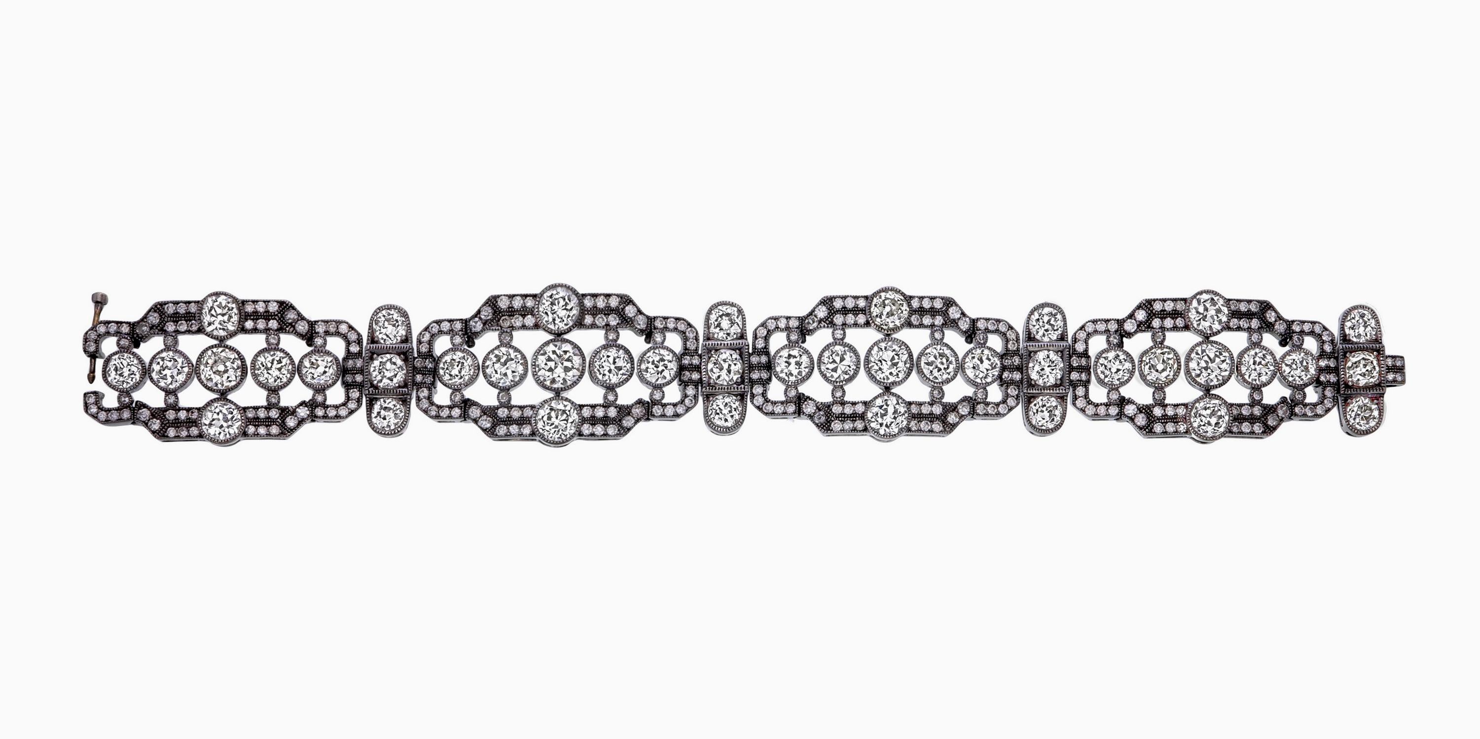 La elegante pulsera de diamantes de las joyas Rewa está hecha a mano en oro blanco de 18 quilates.

Tachonada con 312 piezas de diamantes redondos con un peso aproximado de 26,21 quilates. Todos los diamantes son aproximadamente de color G-I y