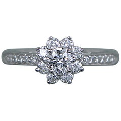 26233 Bague de fiançailles Tiffany & Co en platine, avec diamant rond et motif floral « Flora » en halo, taille 5,5