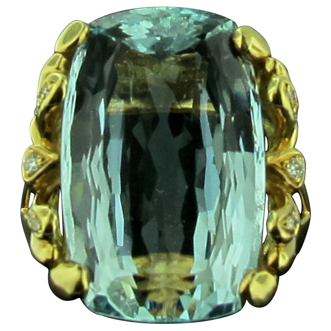 Aigue-marine de 26,24 carats sertie en or jaune 18 carats et diamants en vente