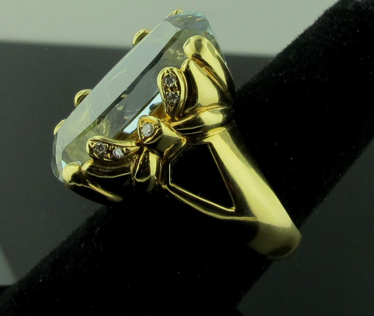 Taille coussin Aigue-marine de 26,24 carats sertie en or jaune 18 carats et diamants en vente
