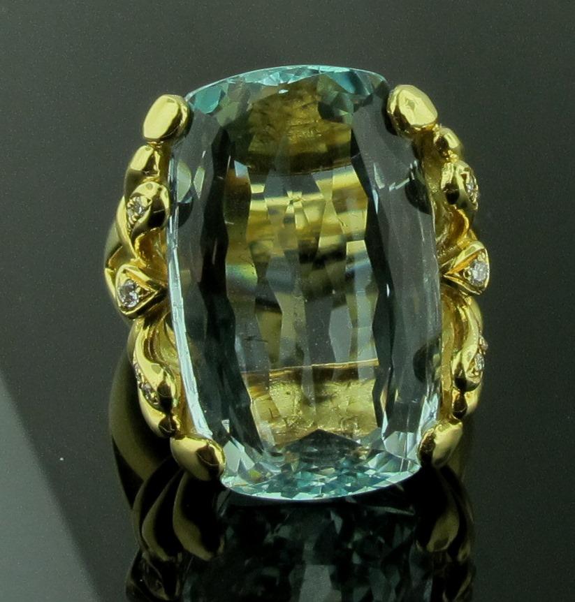 Aigue-marine de 26,24 carats sertie en or jaune 18 carats et diamants Excellent état - En vente à Palm Desert, CA