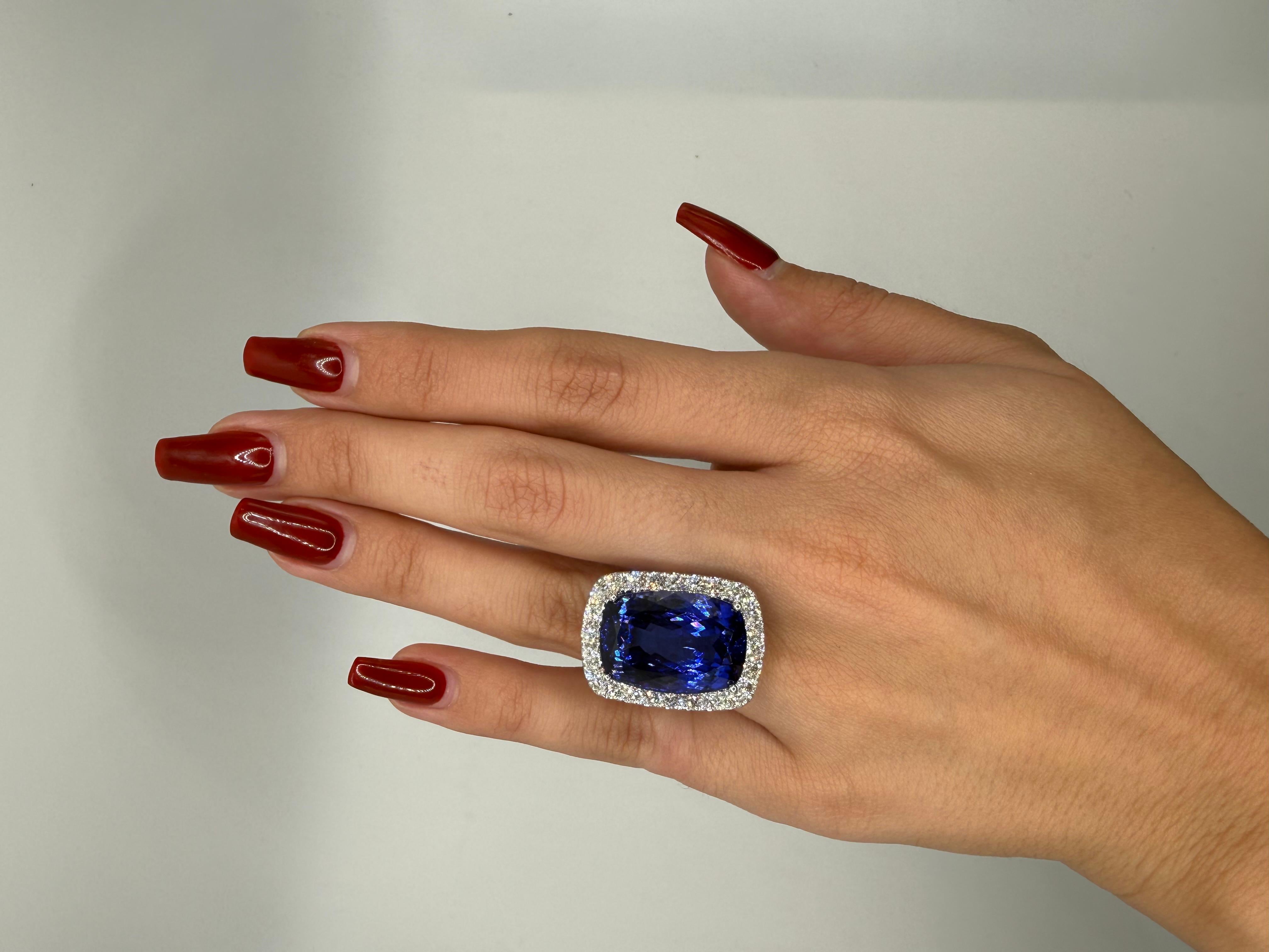 Taglio cuscino Anello con diamante aureolato di tanzanite da 26,25 carati in vendita