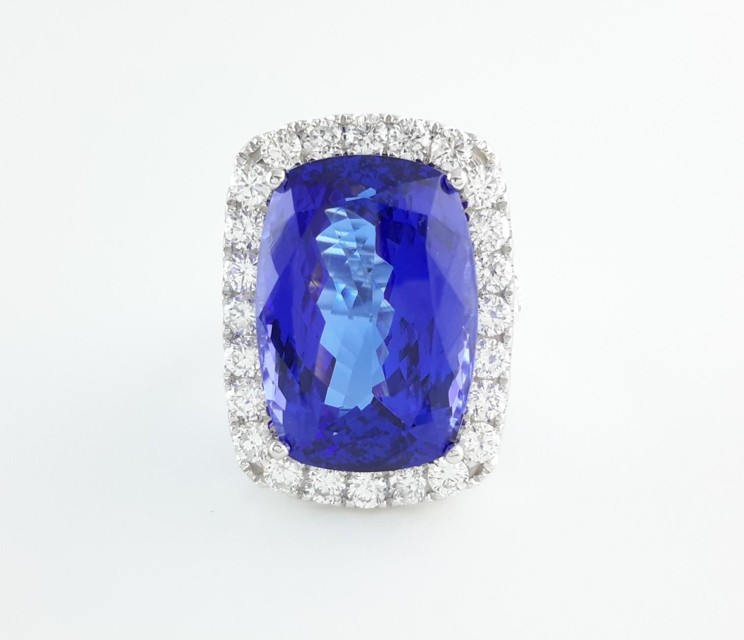 Anello con diamante aureolato di tanzanite da 26,25 carati In condizioni Nuovo in vendita a Los Angeles, CA