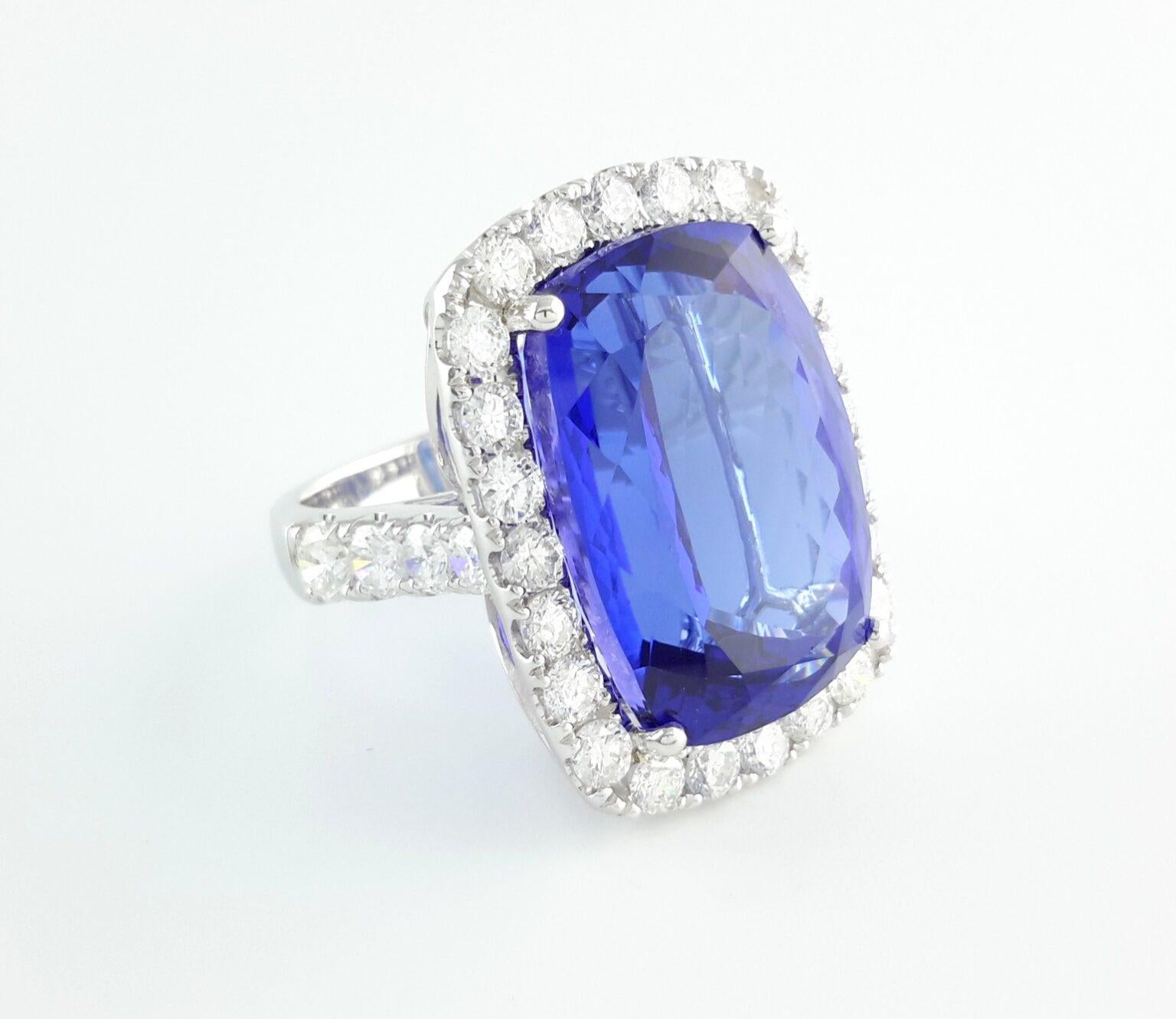 Donna Anello con diamante aureolato di tanzanite da 26,25 carati in vendita