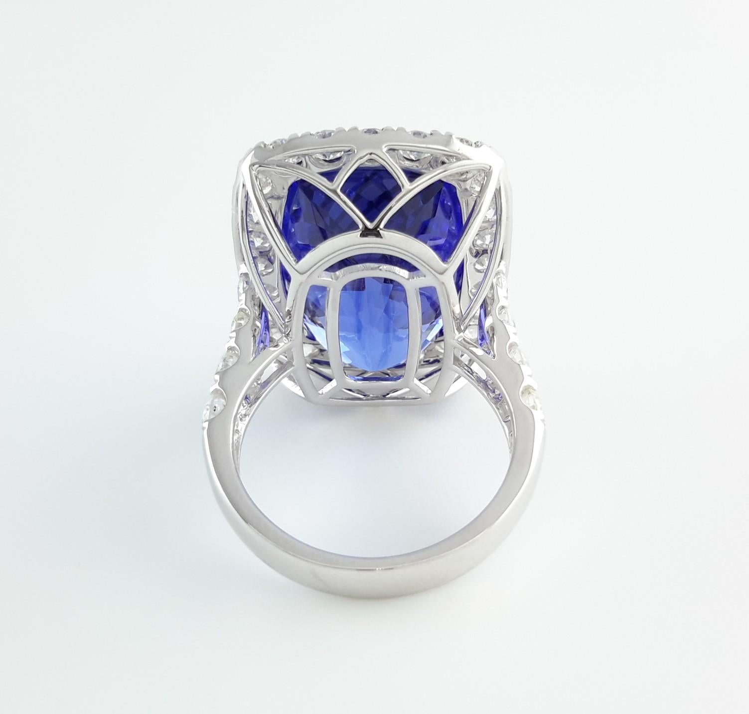 Anello con diamante aureolato di tanzanite da 26,25 carati in vendita 1
