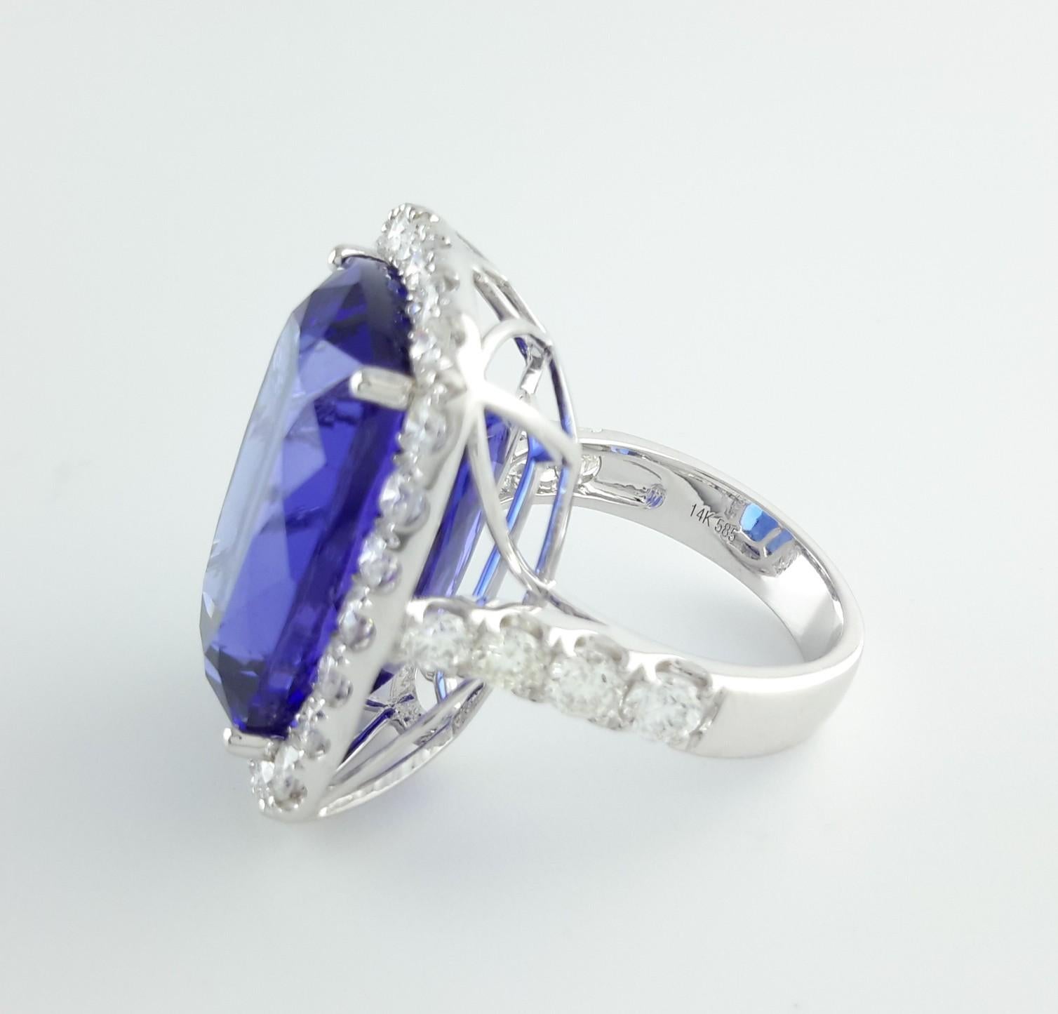 Anello con diamante aureolato di tanzanite da 26,25 carati in vendita 2