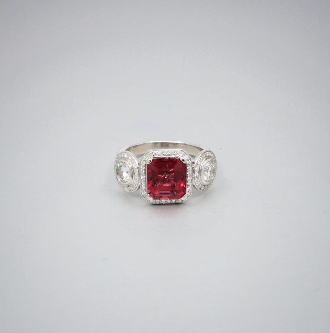 Anello con tormalina e diamanti, con tormalina rosa taglio asscher di 2,62 ct e diamanti taglio rotondo per un totale di circa 0,86 ct, montato in platino. 
Anello misura J.