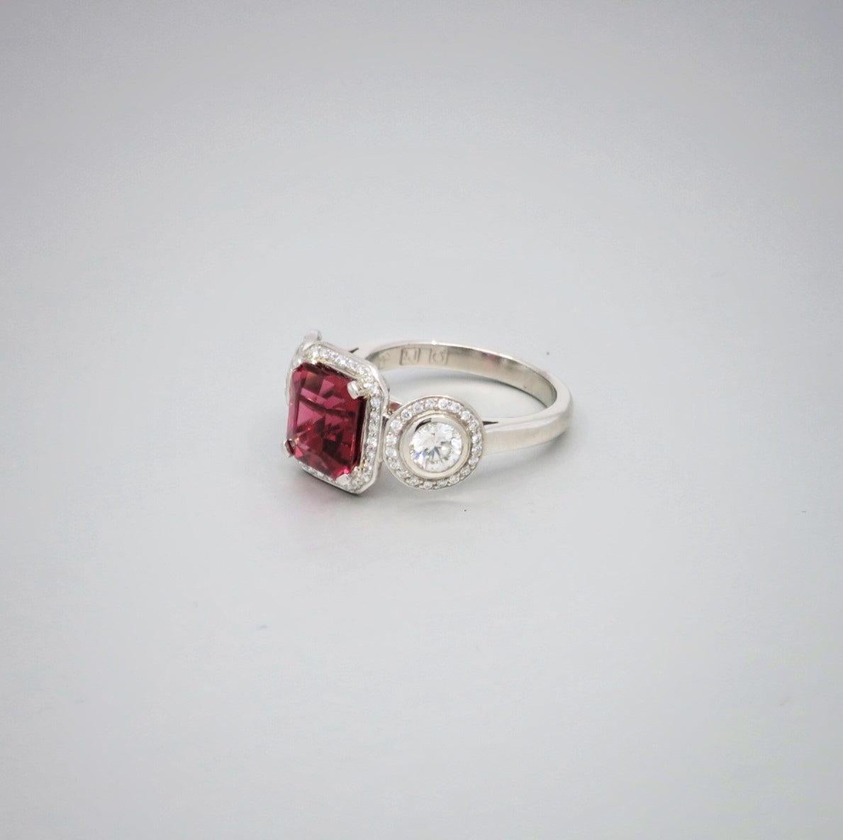 Taglio Asscher Anello con 2,62 carati di tormalina rosa e 0,86 carati di diamanti incastonati in platino in vendita