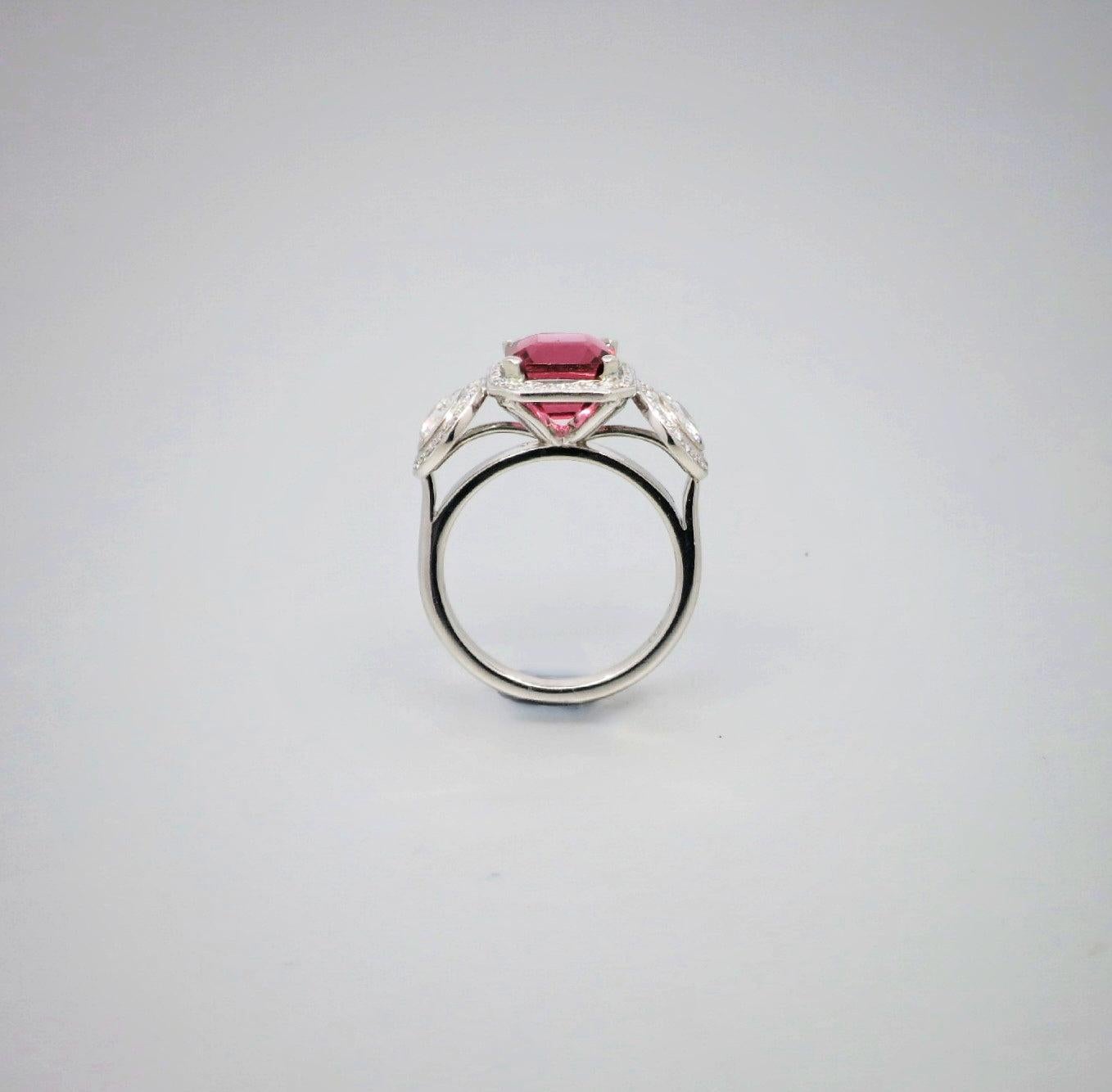 Anello con 2,62 carati di tormalina rosa e 0,86 carati di diamanti incastonati in platino In condizioni ottime in vendita a SYDNEY, AU