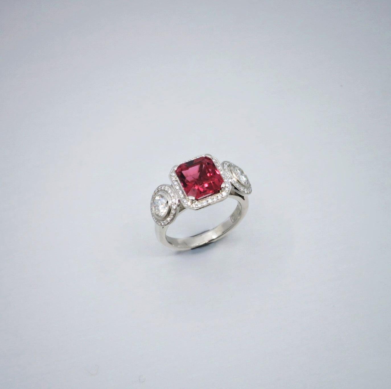 da uomo o donna Anello con 2,62 carati di tormalina rosa e 0,86 carati di diamanti incastonati in platino in vendita