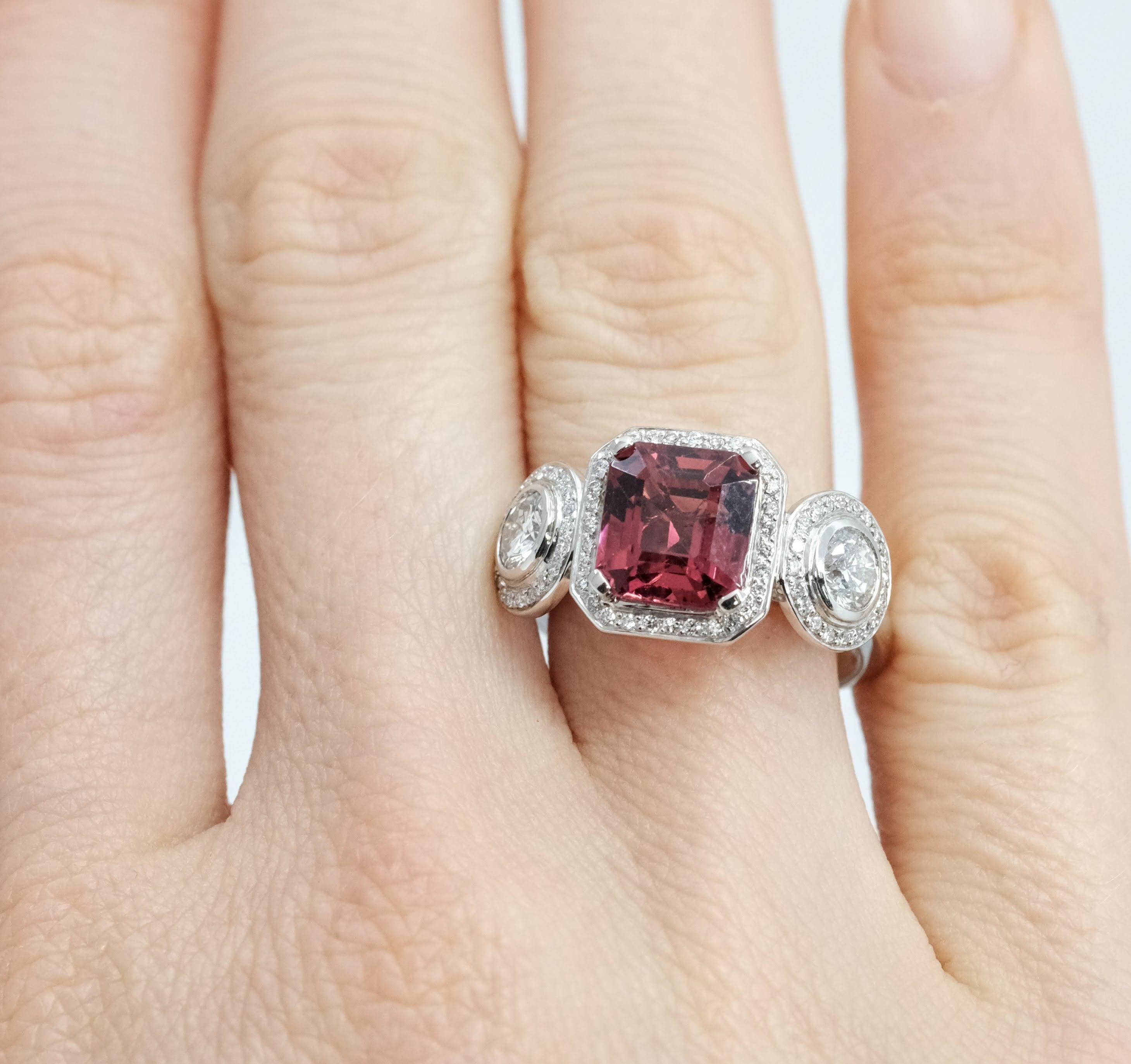 Anello con 2,62 carati di tormalina rosa e 0,86 carati di diamanti incastonati in platino in vendita 1
