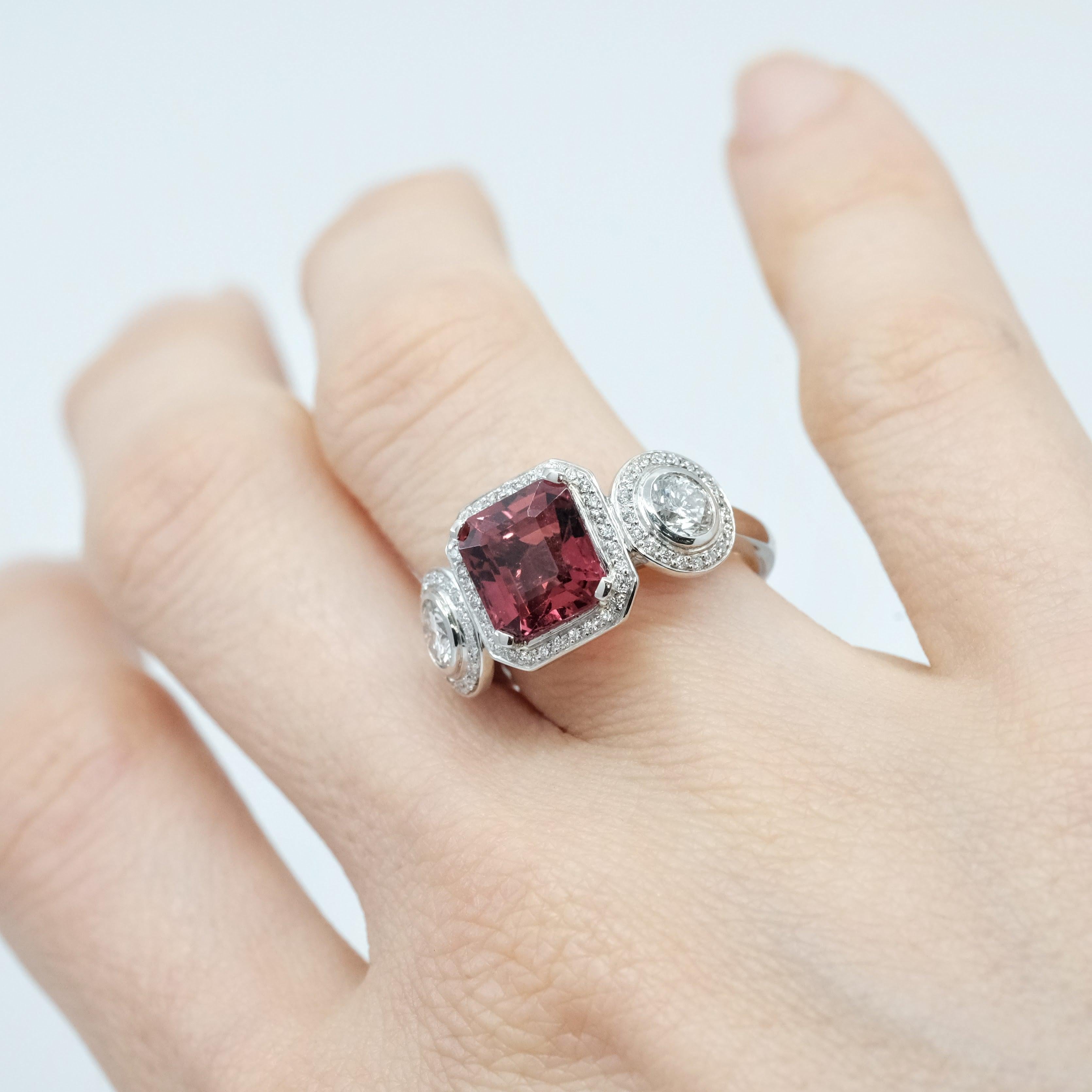 Anello con 2,62 carati di tormalina rosa e 0,86 carati di diamanti incastonati in platino in vendita 2