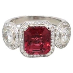 Anillo engarzado de Turmalina Rosa y Diamantes de 2,62 quilates y 0,86 quilates en Platino