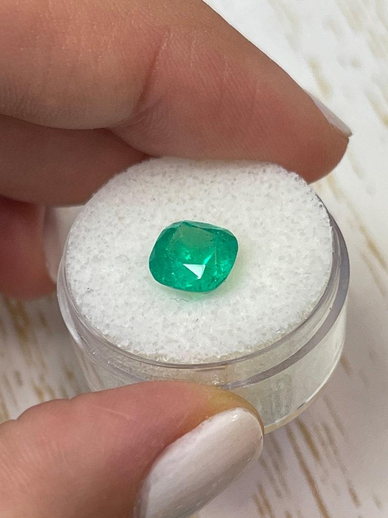 Esmeralda colombiana de 2,63 quilates 8,5x8,5 - talla cojín, gema genuina piedra de nacimiento de mayo en Nuevo estado para la venta en Jupiter, FL