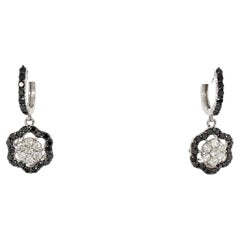 Pendants d'oreilles en or blanc 14 carats avec diamants noirs de 2,63 carats et diamants blancs