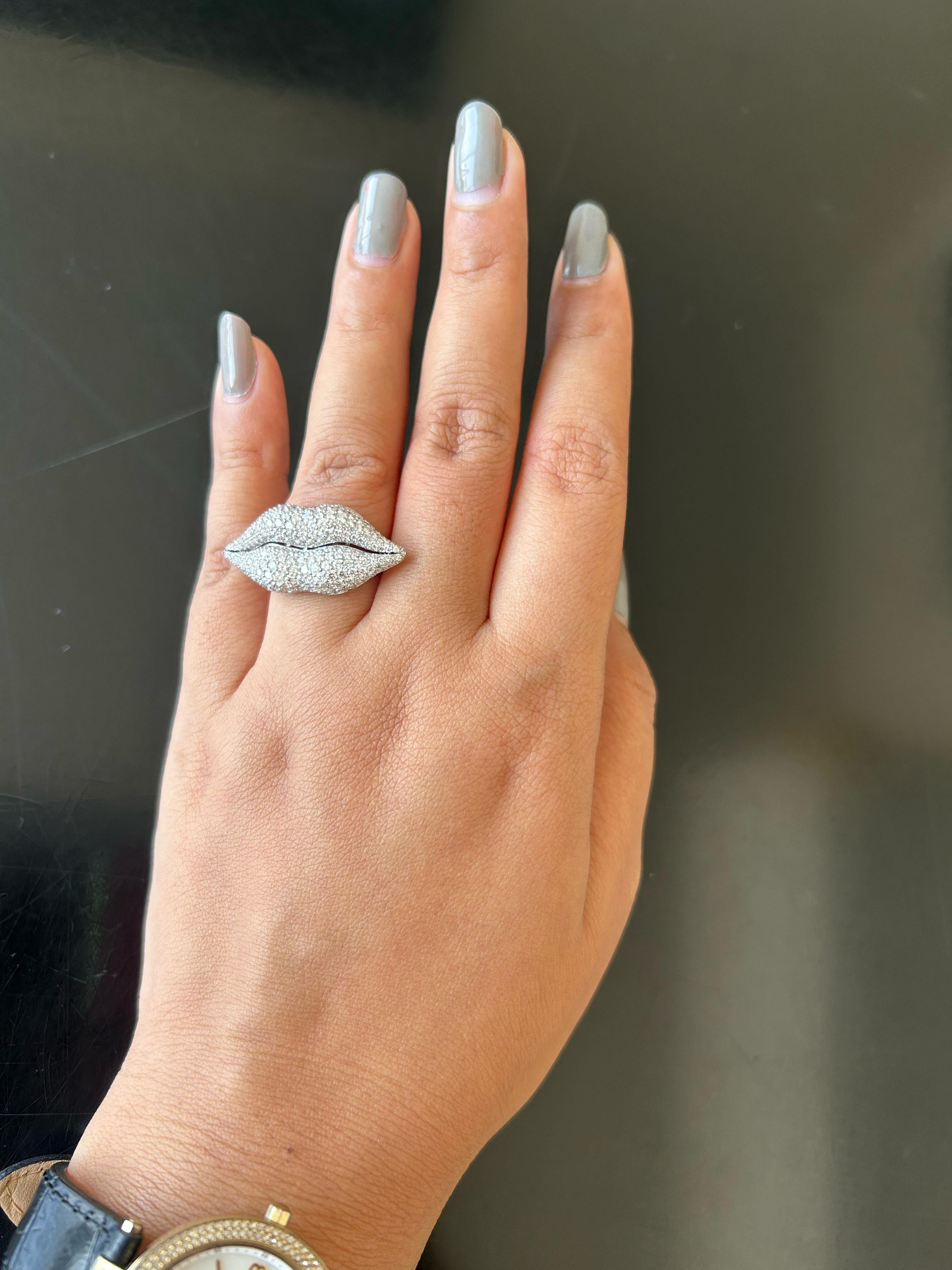 2.63 Carat Diamond Ring in 18 Karat White Gold In New Condition For Sale In Bangkok, TH