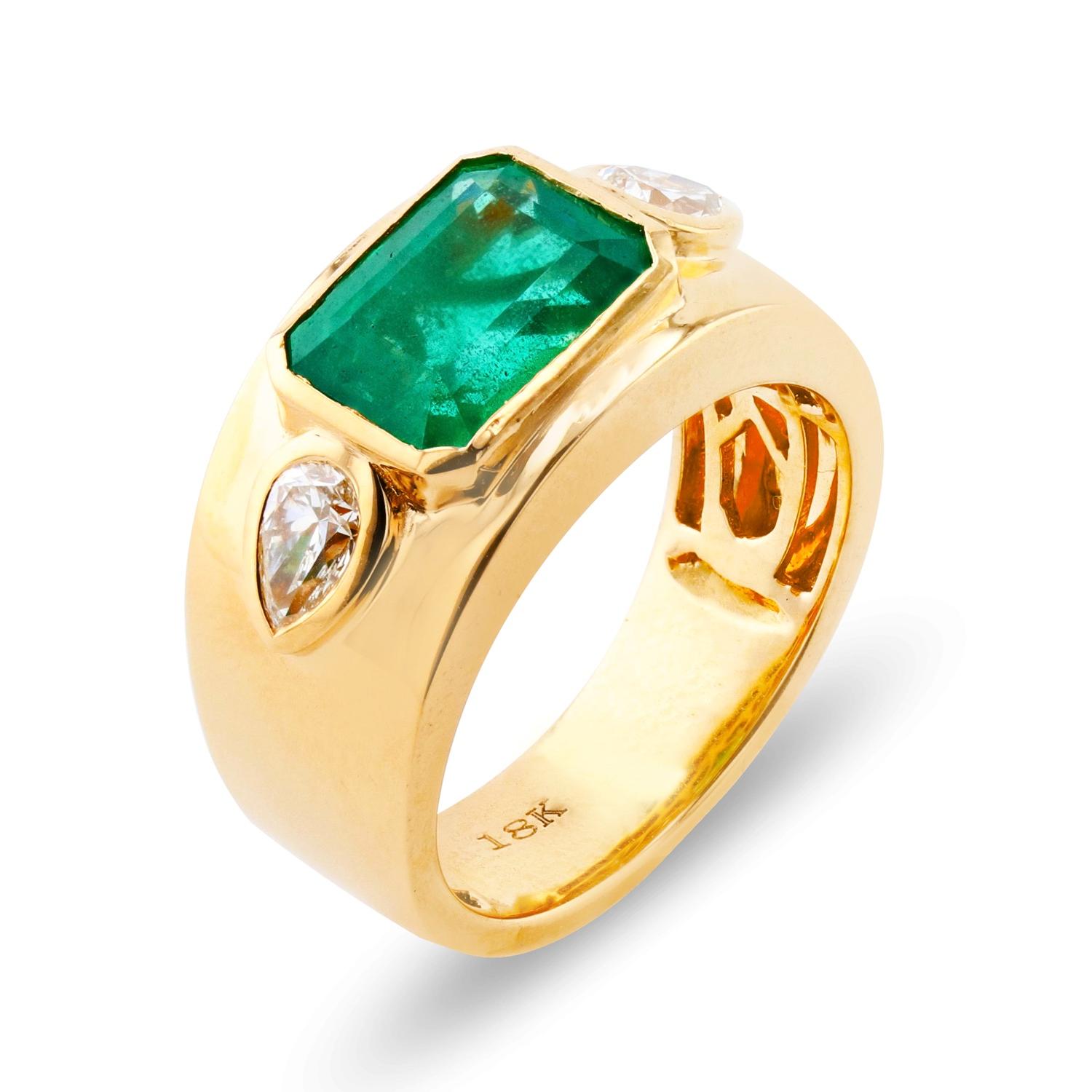 2.kuppelring mit 63 Karat Smaragd, verziert mit zwei birnenförmigen Diamanten auf beiden Seiten, gefasst in 18er Gelbgold.