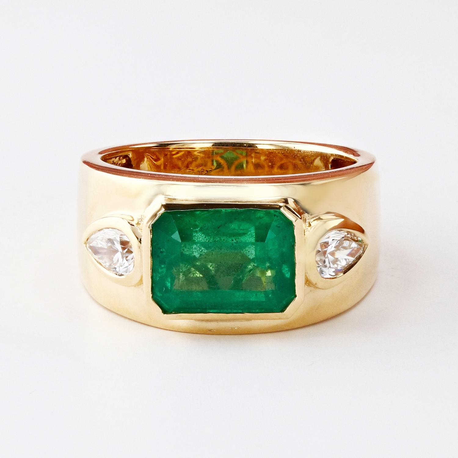 2,63 Karat Smaragd und 0,50 Karat Diamant-Kuppelring (Smaragdschliff) im Angebot