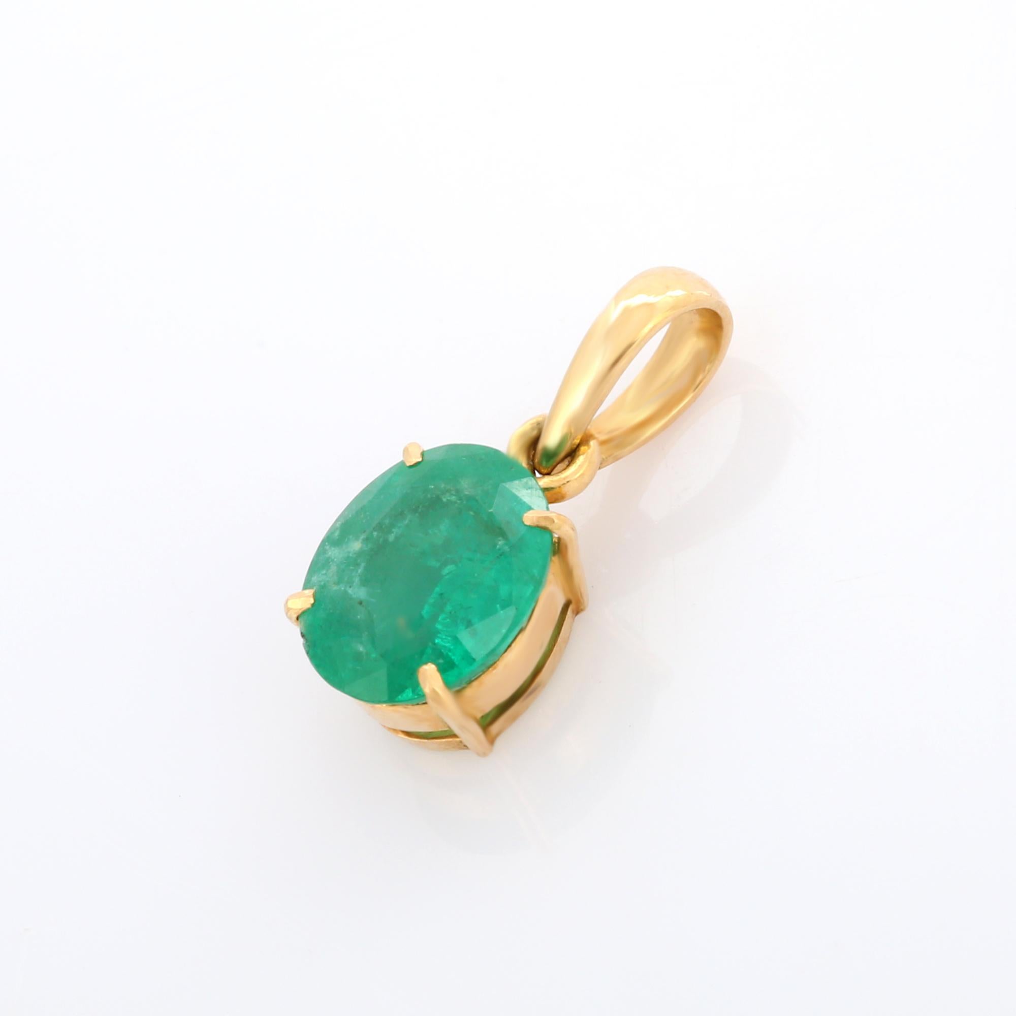 Women's or Men's 2.63 Carat Oval Cut Everyday Emerald Pendant in 18K Yellow Gold For Sale
