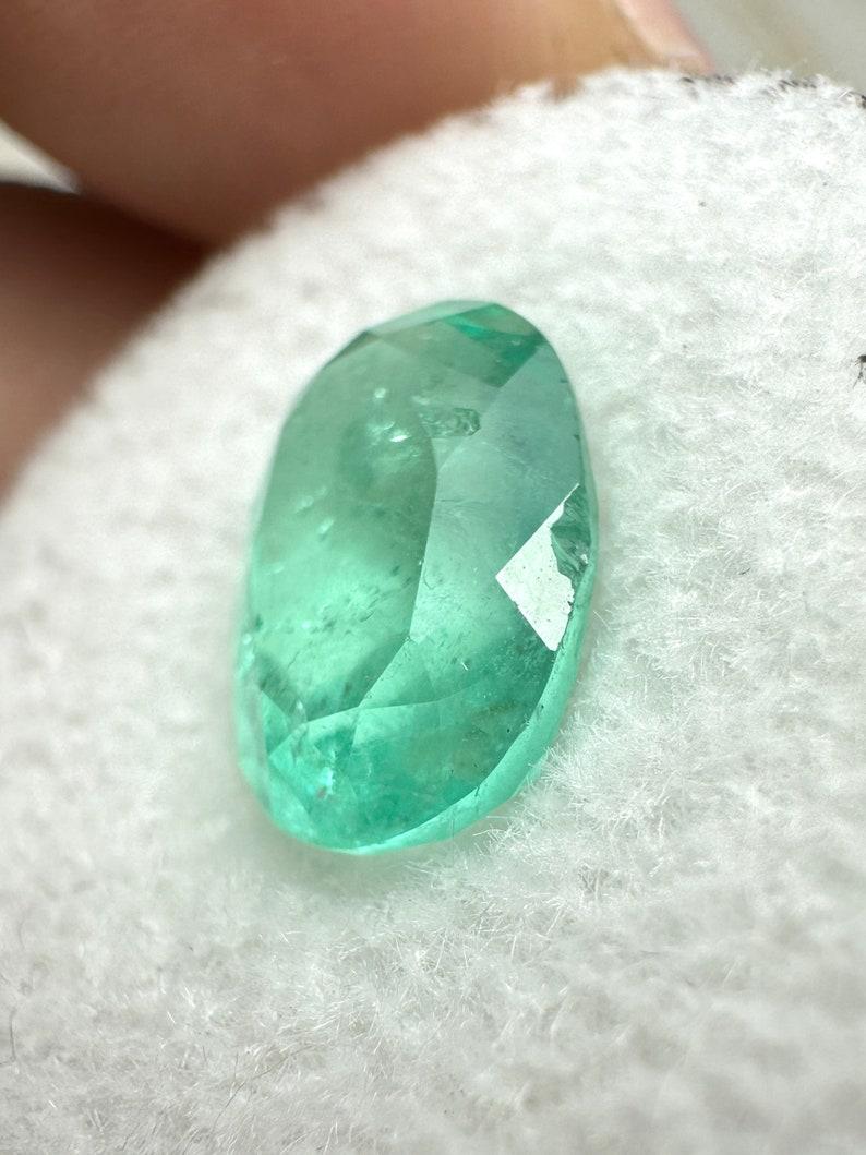 Esmeralda colombiana verde azulada clara de 2,63 quilates - Talla ovalada Birthstone de mayo Moderno en venta